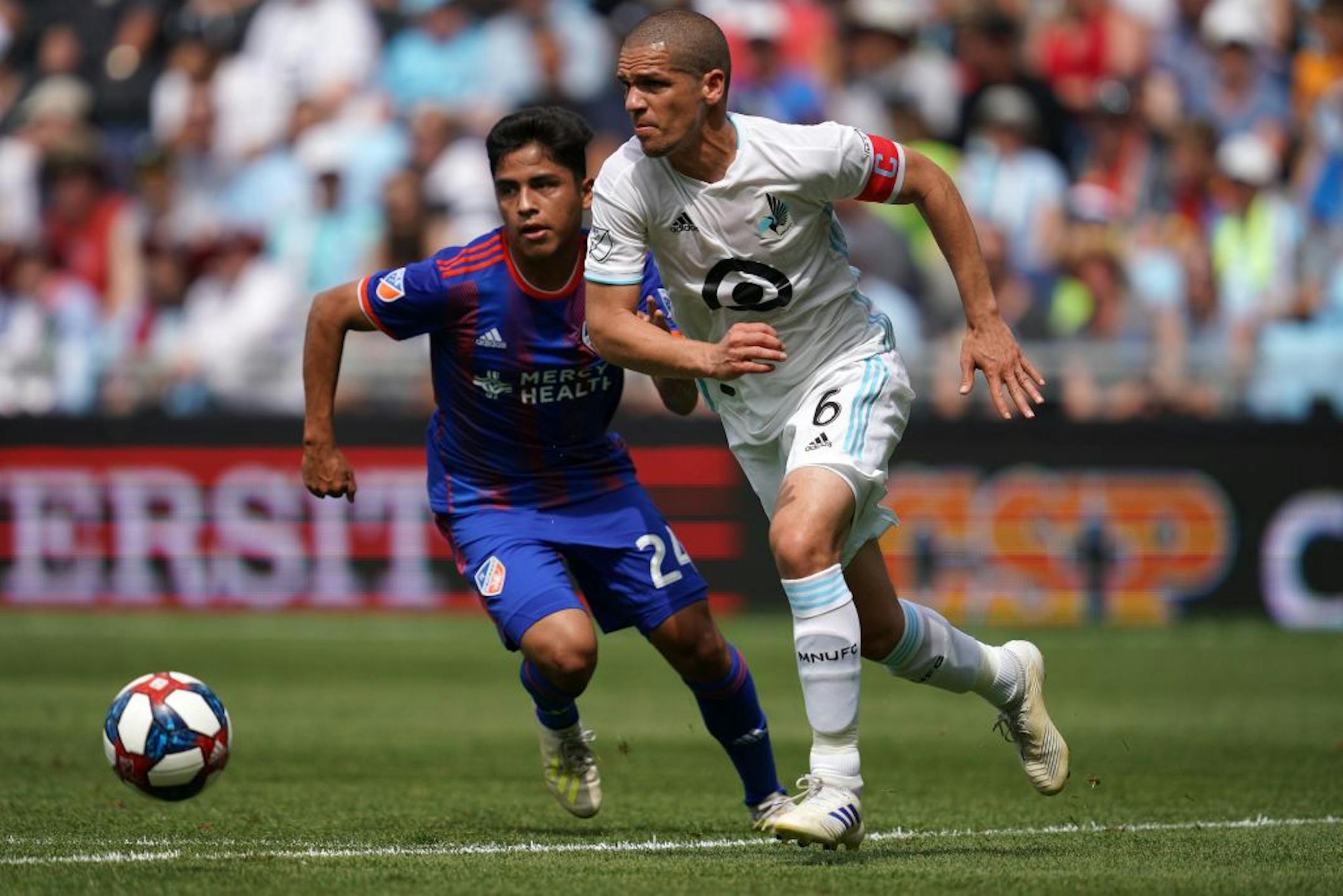 Minnesota United midfielder Osvaldo Alonso (6) took the ball around FC Cincinnati midfielder Frankie Amaya (24) in the first half.