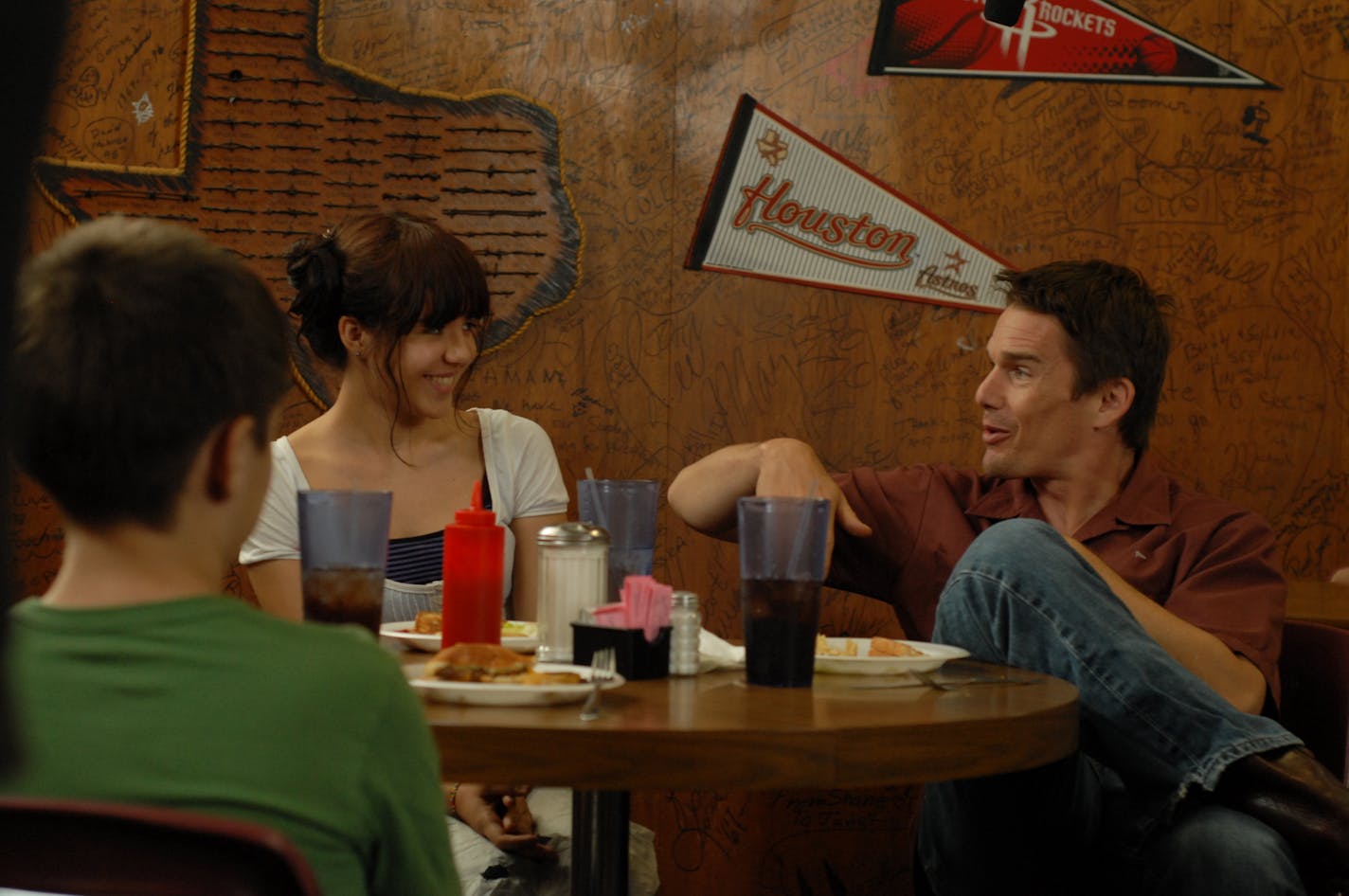 Mason (Ellar Coltrane), age 11, Samantha (Lorelei Linklater), and Mason Sr. (Ethan Hawke) in Richard Linklater&#x201a;&#xc4;&#xf4;s BOYHOOD. Courtesy of Matt Lankes. An IFC Films Release.