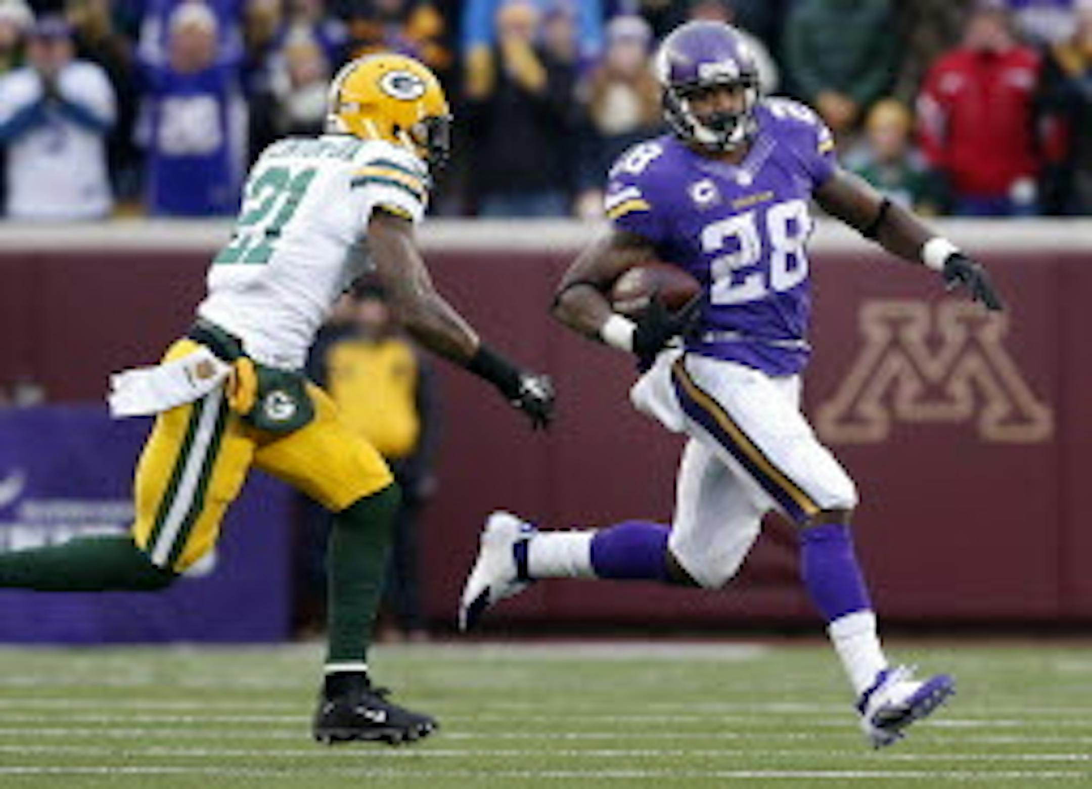 Vikings running back Adrian Peterson ran during the first quarter against the Packers on Nov. 22.