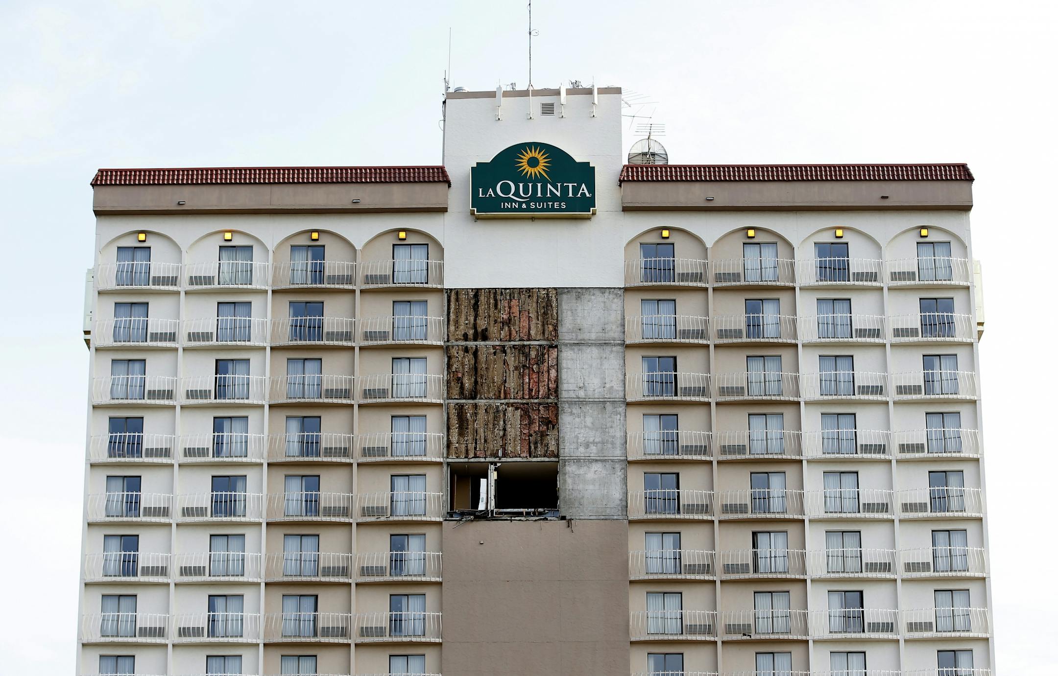 La Quinta Inn & Suites in Bloomington had its fa�ade panels on the 14th-17th floors fall early Monday morning.