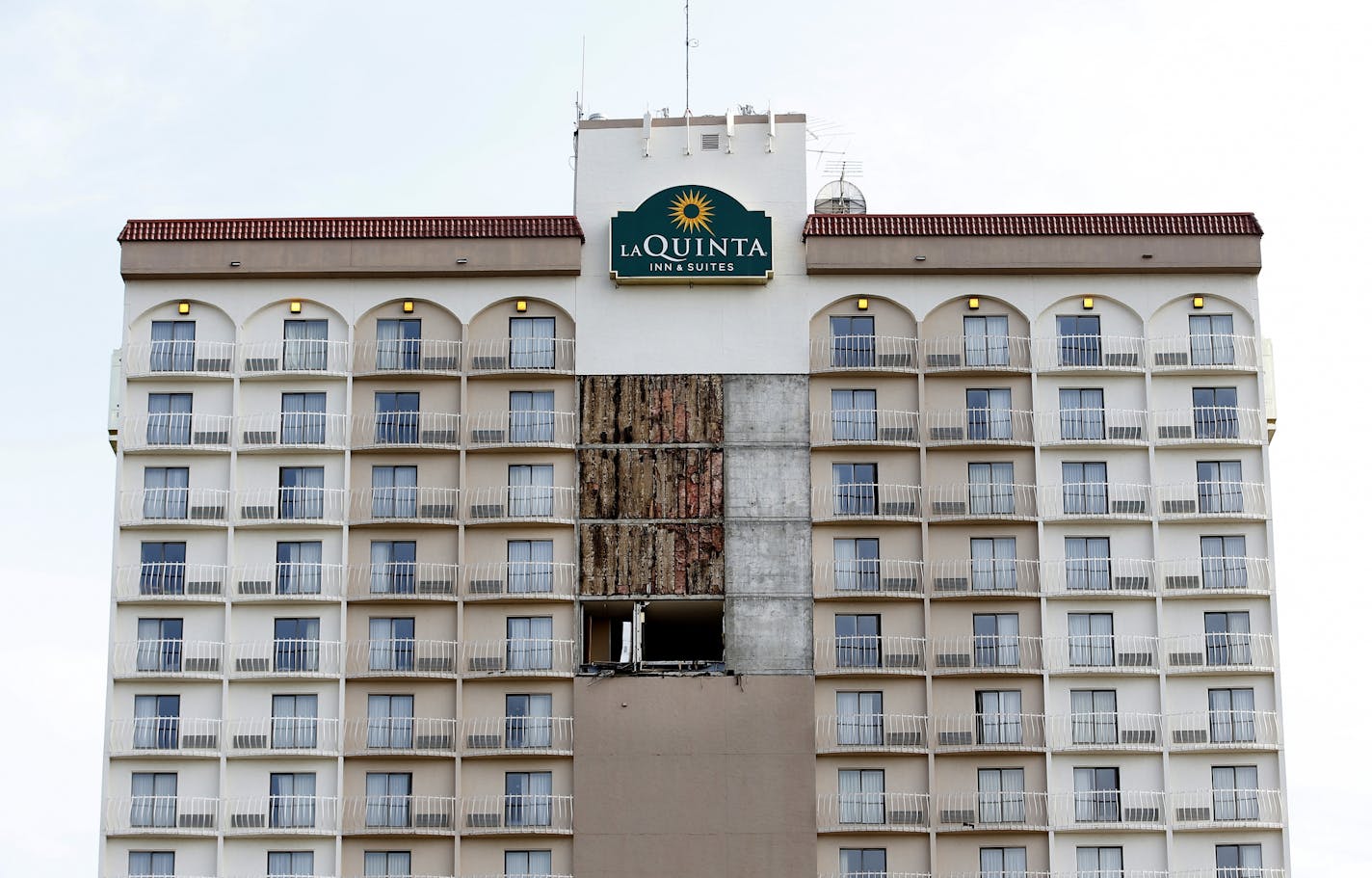 La Quinta Inn & Suites in Bloomington had its fa�ade panels on the 14th-17th floors fall early Monday morning.