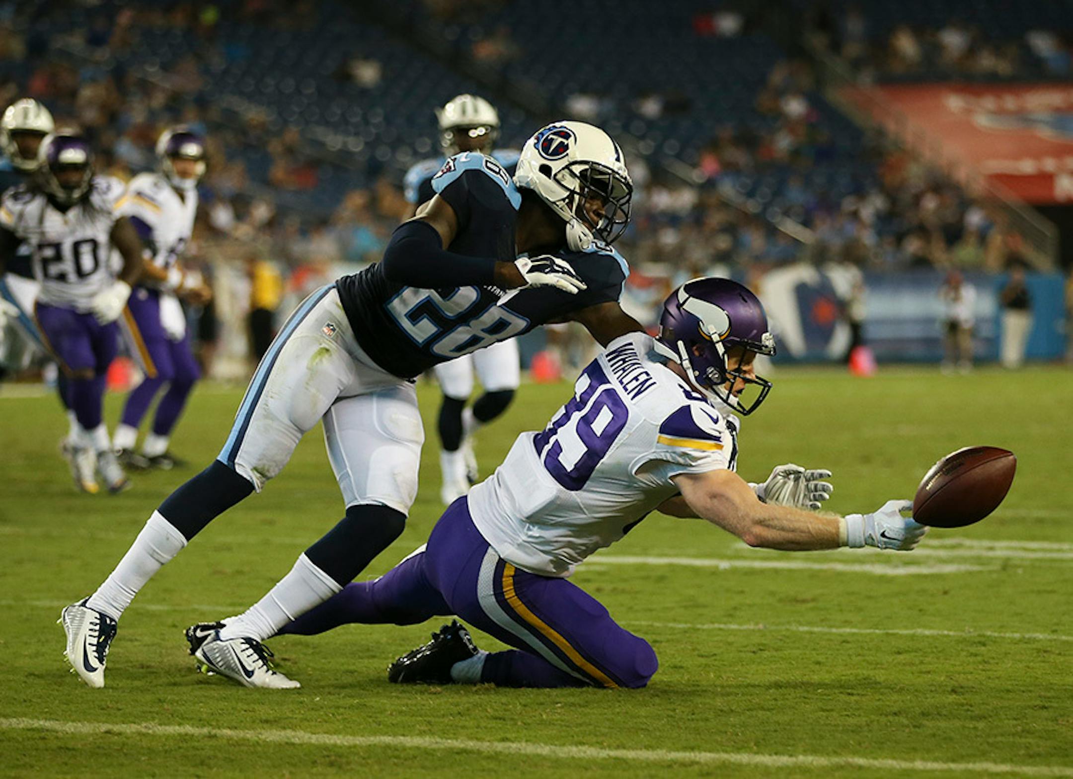 Vikings wide receiver Ryan Whalen (89) couldn't hold onto a pass near the goal line while defended by Tennessee Titans strong safety Marqueston Huff (28) in the fourth quarter Thursday night.