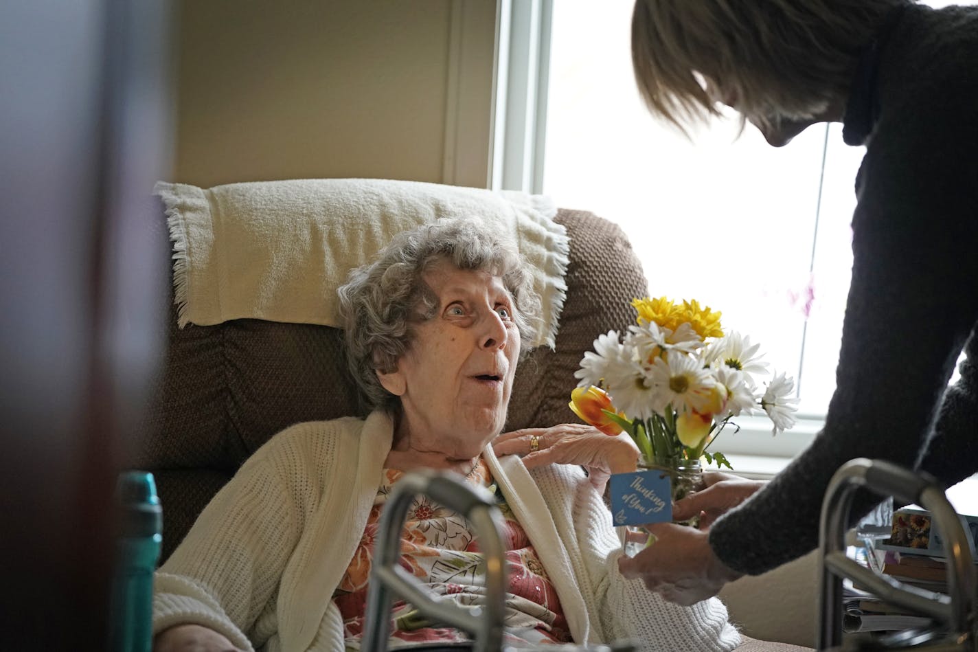 Wealshire resident Lorraine Erdmann is surprised by fresh flowers from Jill McCarty, a volunteer with Bluebirds & Birds. ] LEILA NAVIDI &#xa5; leila.navidi@startribune.com BACKGROUND INFORMATION: Bluebirds & Birds delivers flowers to residents of Alzheimer&#xd5;s care facility Wealshire of Bloomington on Thursday, February 7, 2019.