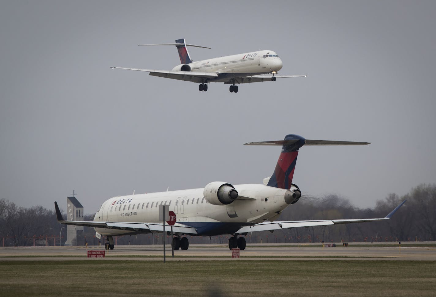 An airplane taking off crossed paths with a landing airplane at the Minneapolis/ St. Paul International Airport in Bloomington, Minn., on April 12, 2017. ] RENEE JONES SCHNEIDER &#x2022; renee.jones@startribune.com