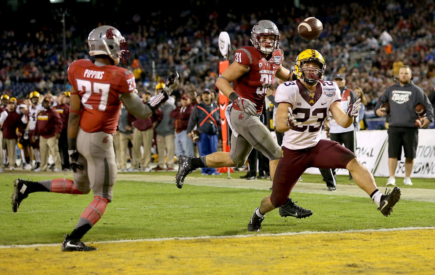 Minnesota's running back Shannon Brooks made a grab in the end zone for a touchdown during the third quarter as they took on Washington State at Qualcomm Stadium for the San Diego Holiday Bowl, Tuesday, December 27, 2016 in San Diego, CA. ] (ELIZABETH FLORES/STAR TRIBUNE) ELIZABETH FLORES &#x2022; eflores@startribune.com