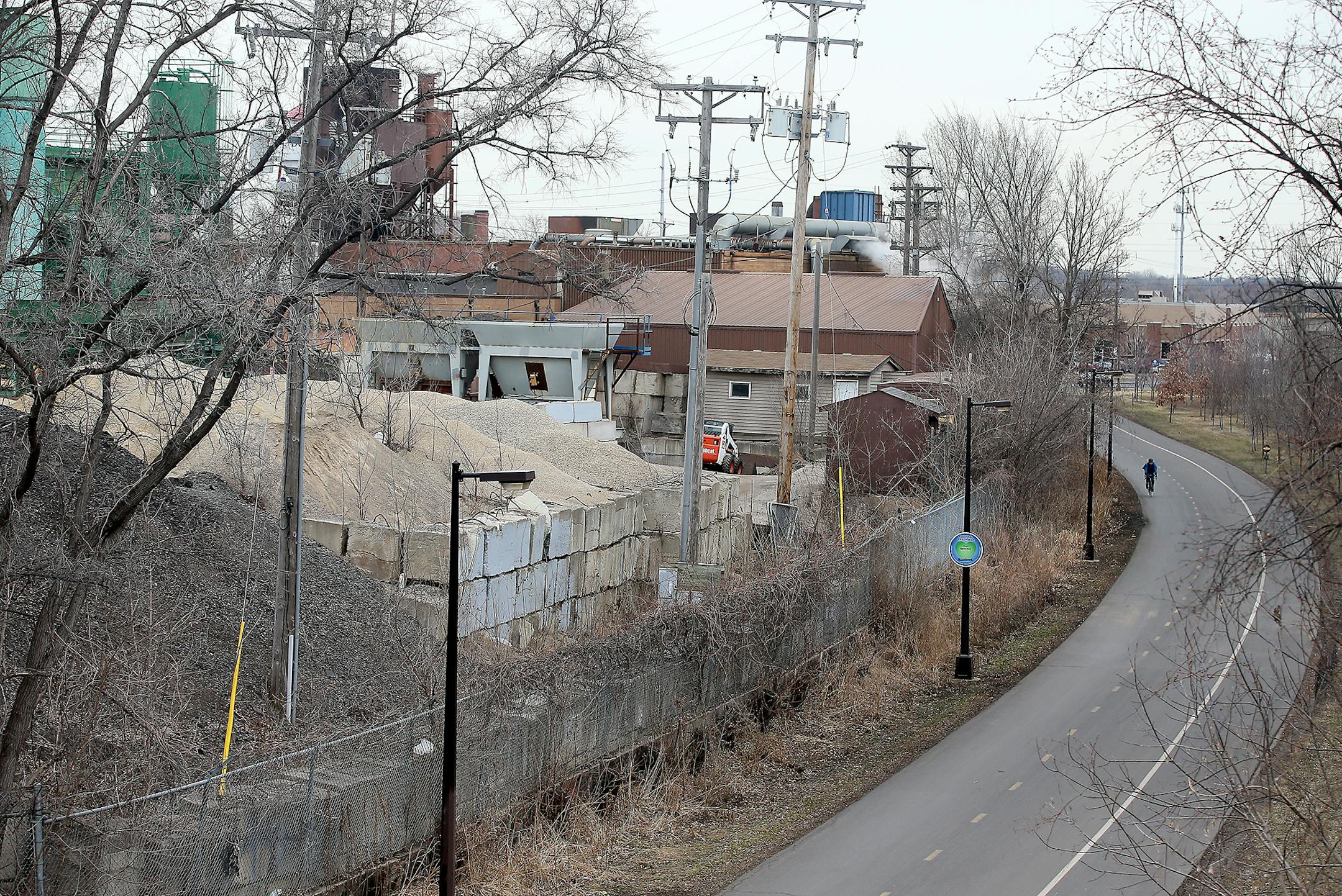 A lone bicyclist made its way along the Midtown Greenway near E. 28th Street and Cedar Avenue, Wednesday, March 18, 2015 in Minneapolis, MN. ] (ELIZABETH FLORES/STAR TRIBUNE) ELIZABETH FLORES • eflores@startribune.com