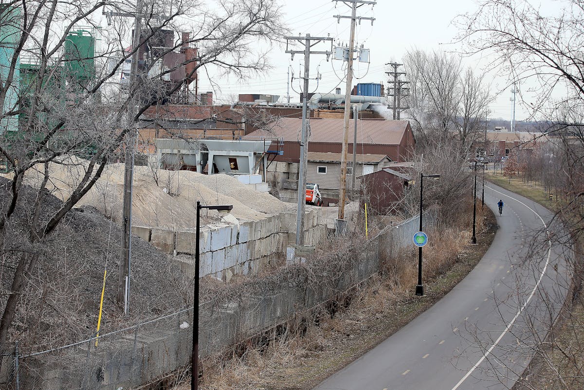 A lone bicyclist made its way along the Midtown Greenway near E. 28th Street and Cedar Avenue, Wednesday, March 18, 2015 in Minneapolis, MN. ] (ELIZAB