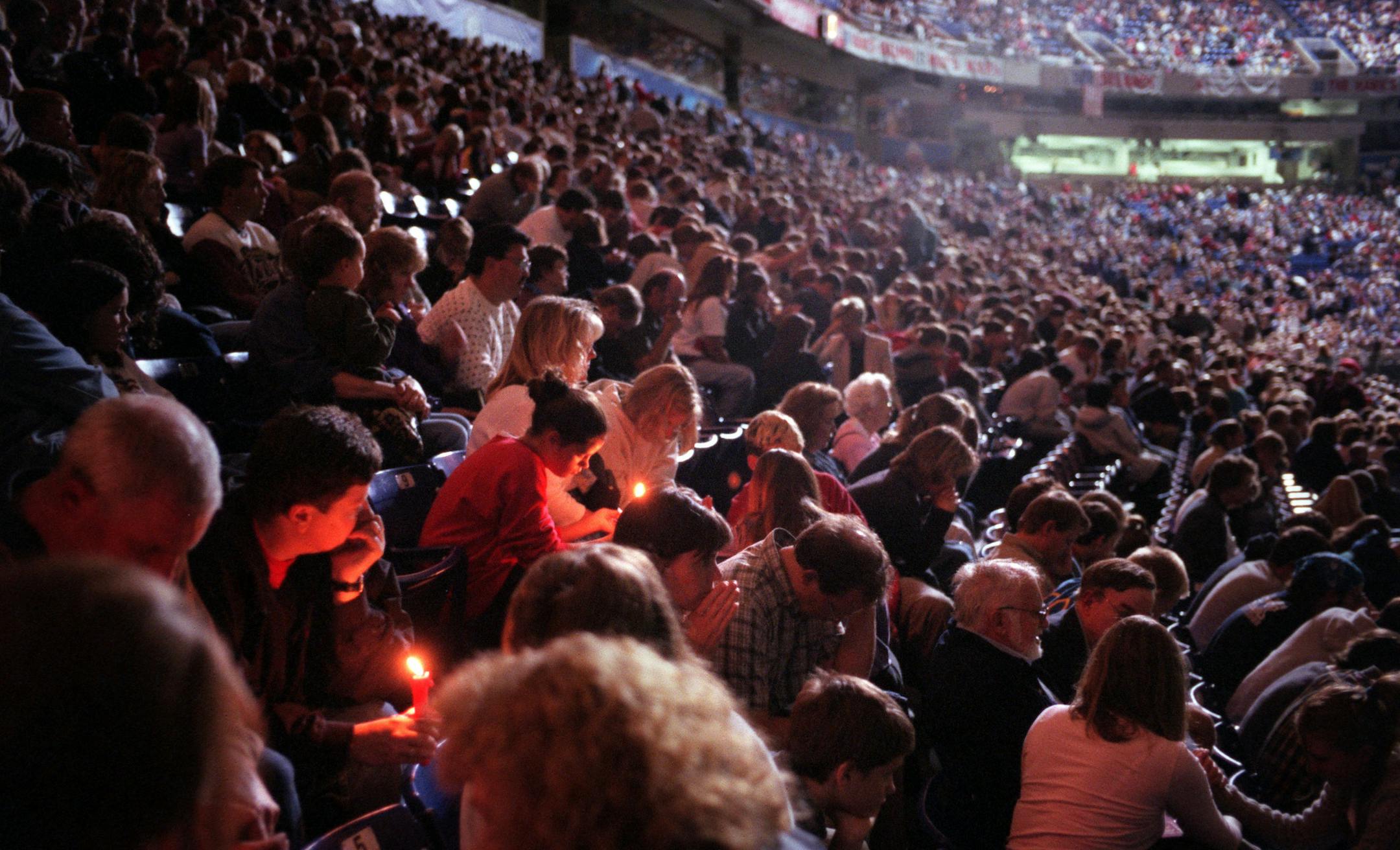 GENERAL INFORMATION: September 16, 2001. Metrodome prayers. Minneapolis, MN.
IN THIS PHOTO: An estimated 25,000 to 30,000 people attend a prayer and memorial gathering at the Metrodome in honor of the September 11 terrorist attacks.