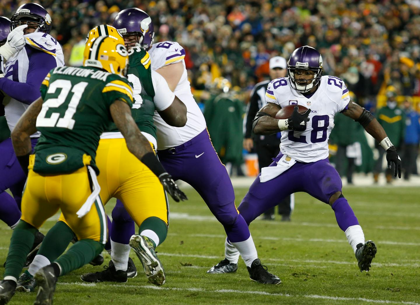 Minnesota Vikings' Adrian Peterson runs during the second half an NFL football game against the Green Bay Packers Sunday, Jan. 3, 2016, in Green Bay, Wis. (AP Photo/Matt Ludtke)