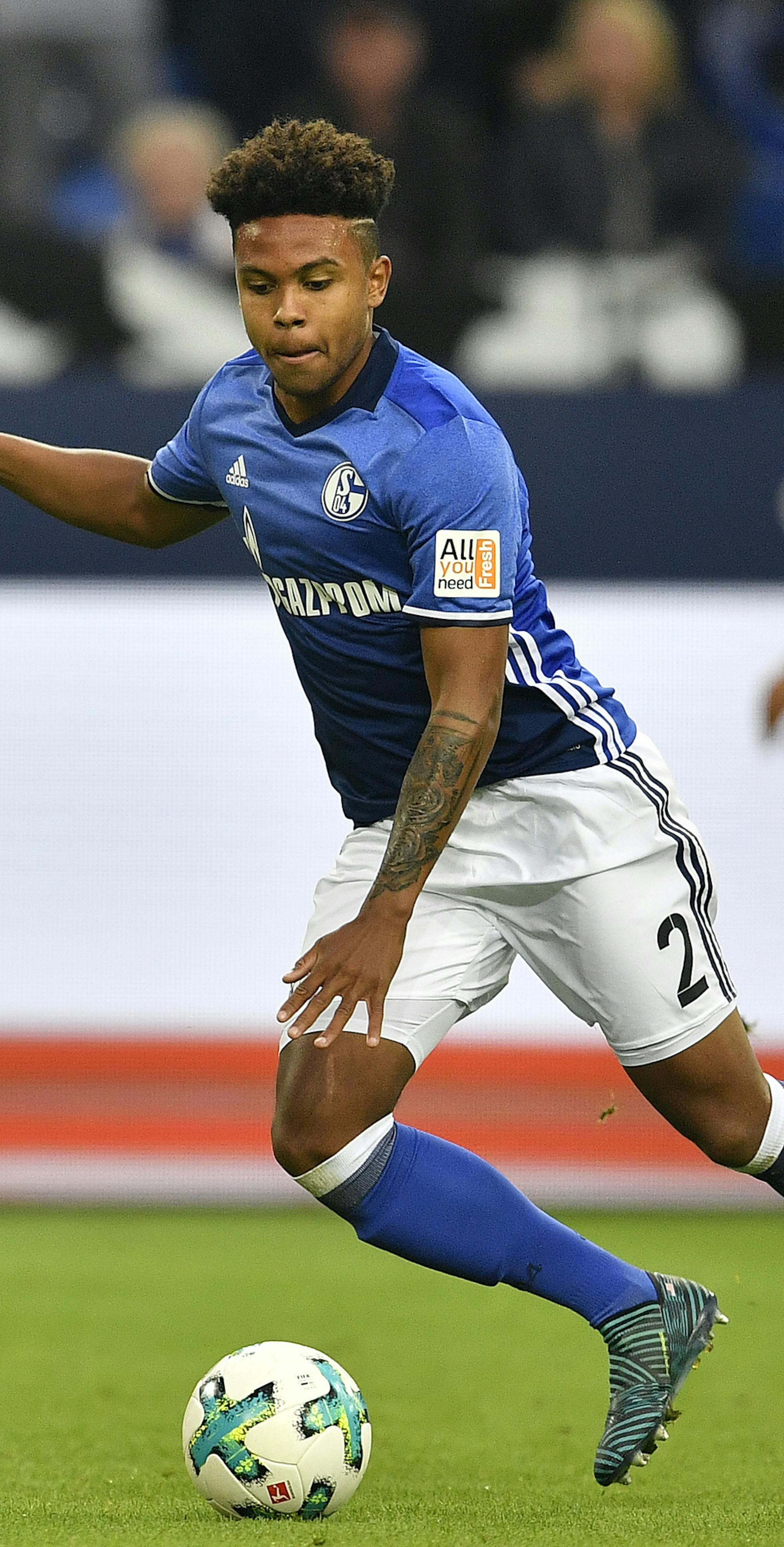 Schalke's Weston McKennie of the USA runs for the ball during the German Bundesliga soccer match between FC Schalke 04 and VFB Stuttgart at the Arena in Gelsenkirchen, Germany, Sunday, Sept. 10, 2017. (AP Photo/Martin Meissner) ORG XMIT: MIN2017092918083333