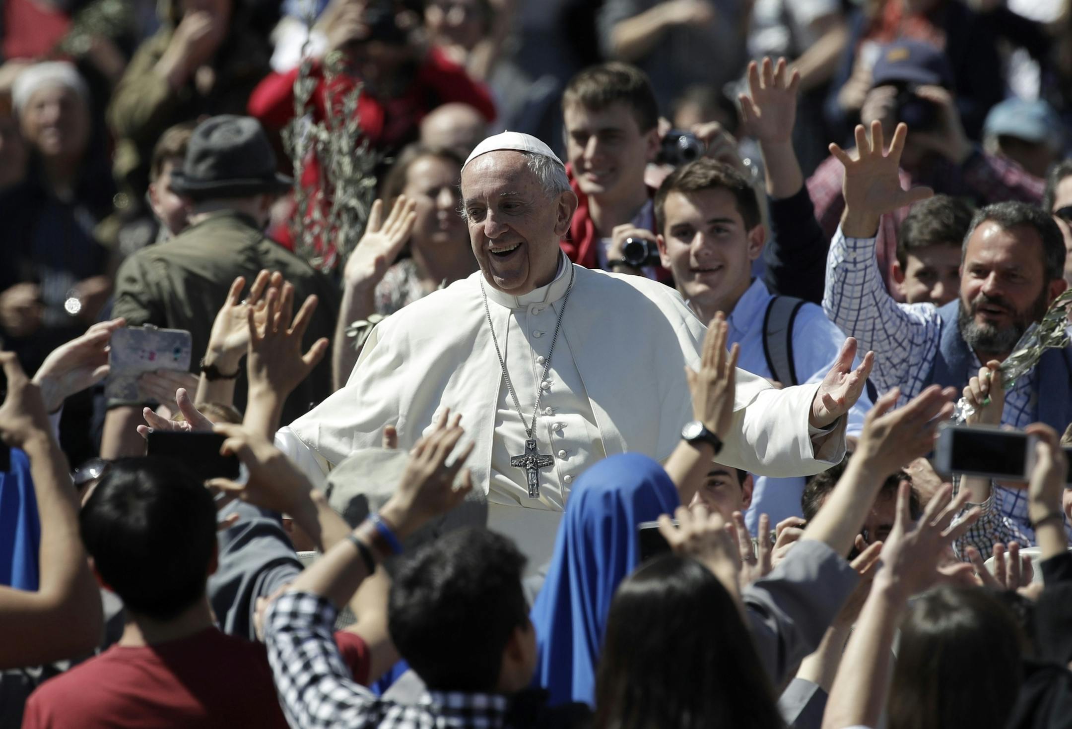 Pope Francis waves to the crowd after celebrating a Palm Sunday Mass in St. Peter's Square at the Vatican, Sunday, April 9, 2017. Pope Francis has blessed palm fronds and olive branches in St. Peter's Square at the start of Holy Week celebrations. (AP Photo/Alessandra Tarantino)