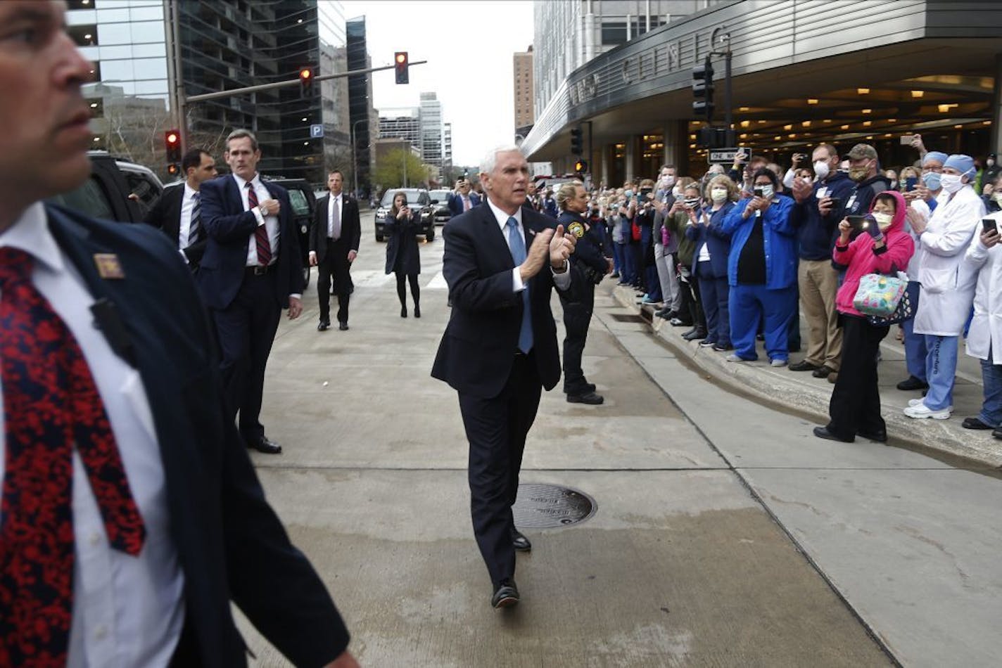 Vice President Mike Pence applauded Mayo Clinic employees who line up to see him off after his visit to Rochester, Minn, on Tuesday.