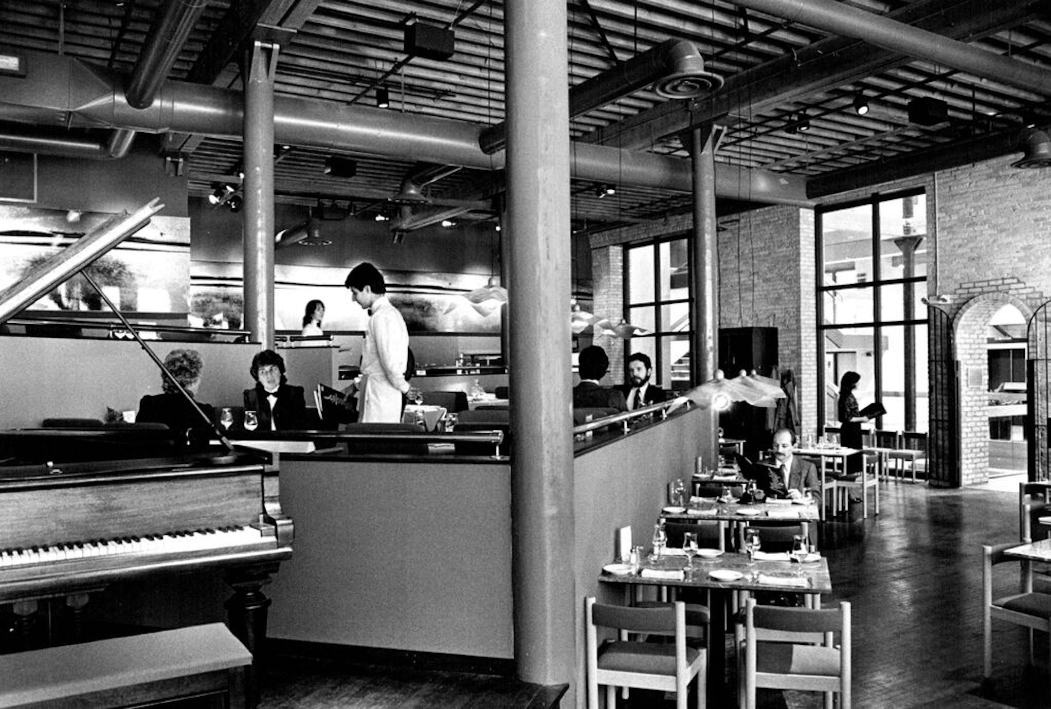 March 8, 1983 There's not a bad seat in the house at Alfredo's restaurant, 400 Sibley St., St. Paul. March 11, 1983 Art Hager, Minneapolis Star Tribune