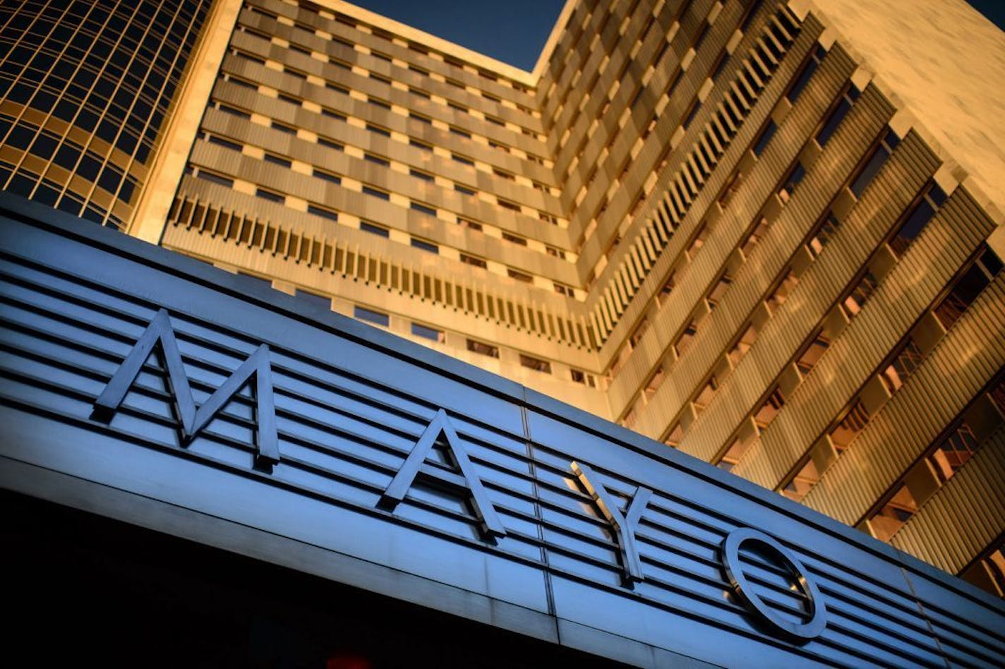 The Gonda Building. Mayo Clinic employs over 59,000 people, 33,000 at its Rochester, MN location and system-wide treats over 1.2 million patients per year. July 2, 2014