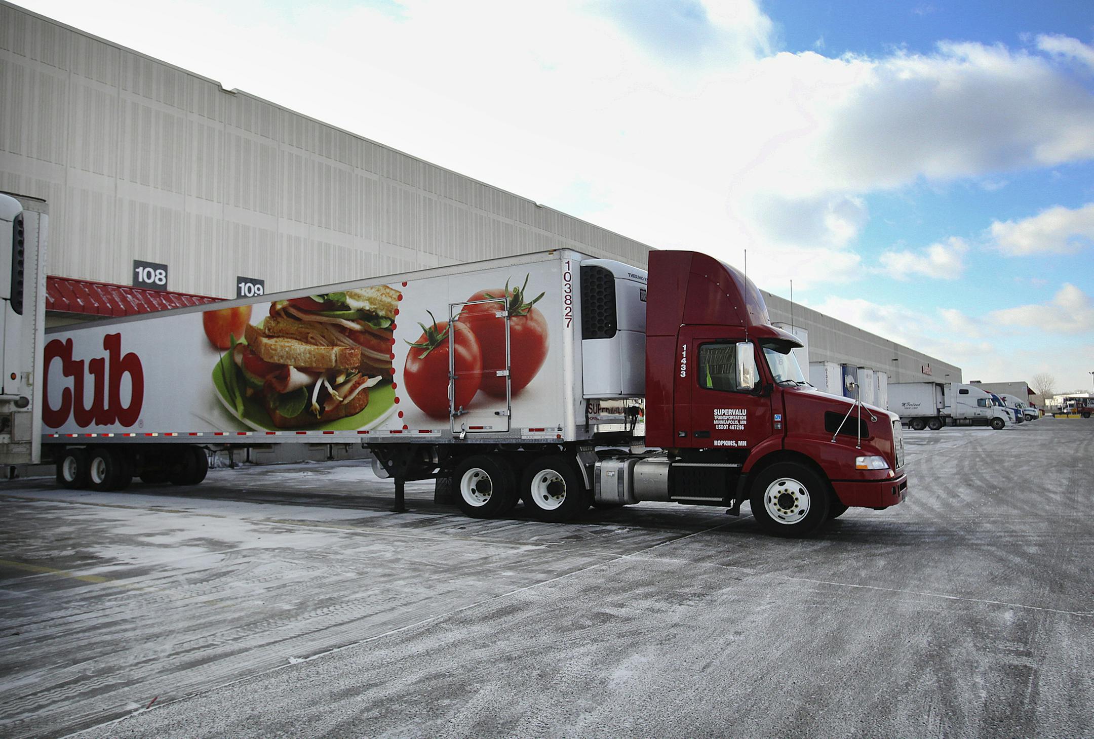 Trailers line up at the loading docks at the Supervalu distribution center in Hopkins, Minnesota, on January 23, 2013. (David Joles/Minneapolis Star Tribune/MCT) ORG XMIT: 1134573 ORG XMIT: MIN1302062256550395 ORG XMIT: MIN1304241510130034