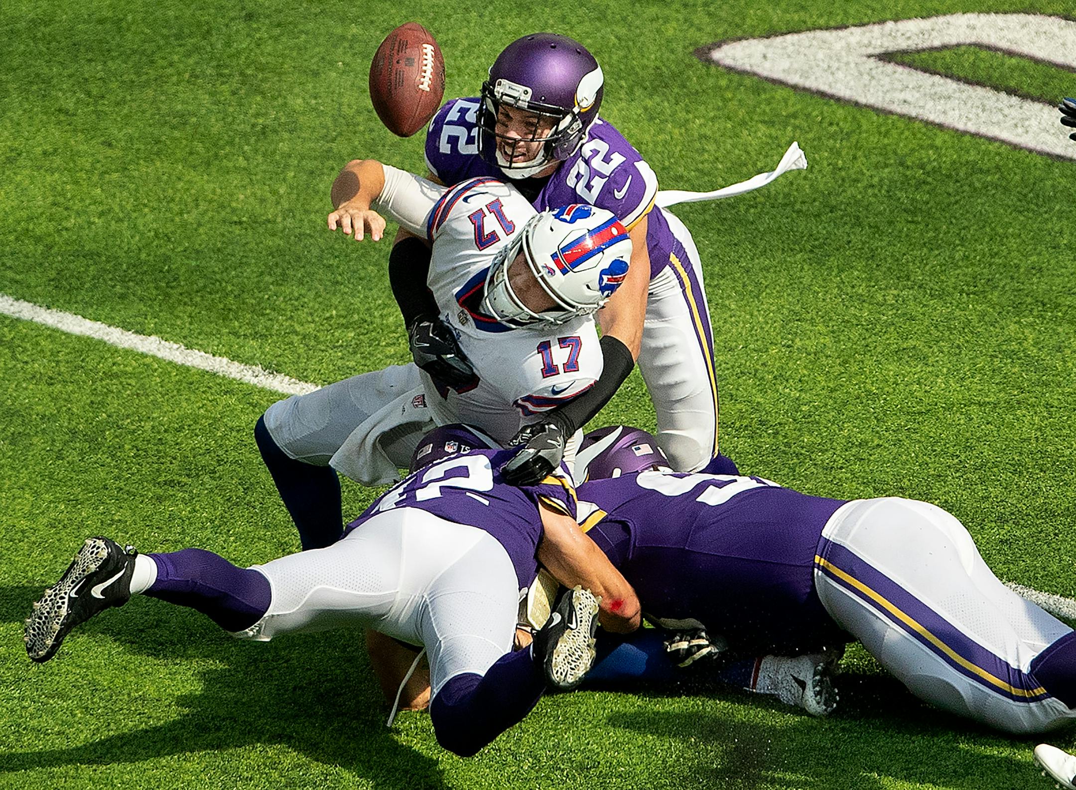 Bills quarterback Josh Allen (17) fumbled the ball in the third quarter. ] CARLOS GONZALEZ ï cgonzalez@startribune.com ñ September 23, 2018, Minneapolis, MN, US Bank Stadium, NFL, Minnesota Vikings vs Buffalo Bills