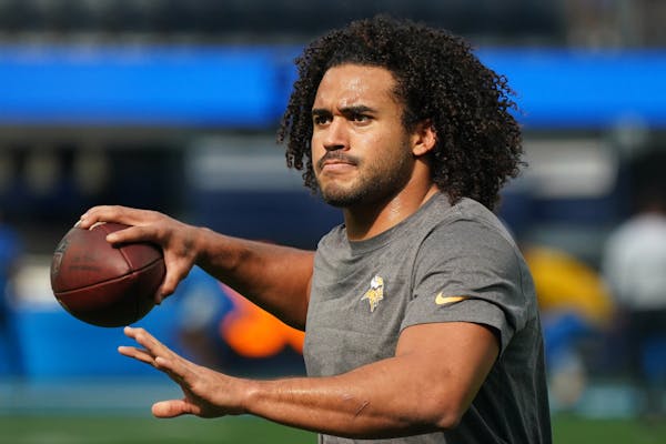 Minnesota Vikings middle linebacker Eric Kendricks (54) warms up on the field up ahead of an NFL game between the Minnesota Vikings and the Los Angele