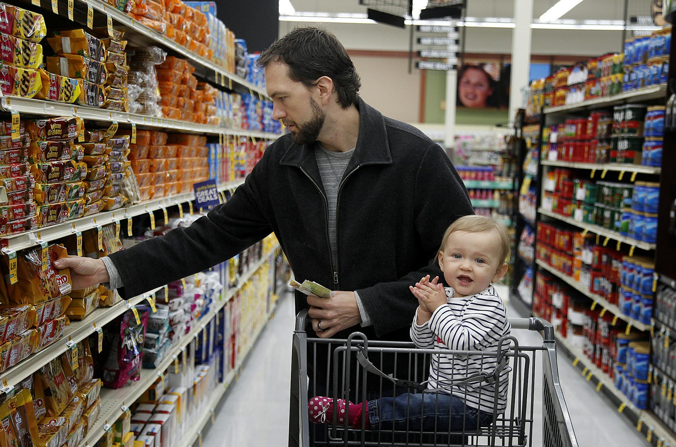 Paul Van Overbeke, who works as a chef at night, shopped for groceries with his 1-year-old daughter Betsy at a Minneapolis, MN Cub Foods, Monday, March 18, 2013. (ELIZABETH FLORES/STAR TRIBUNE) ELIZABETH FLORES • eflores@startribune.com