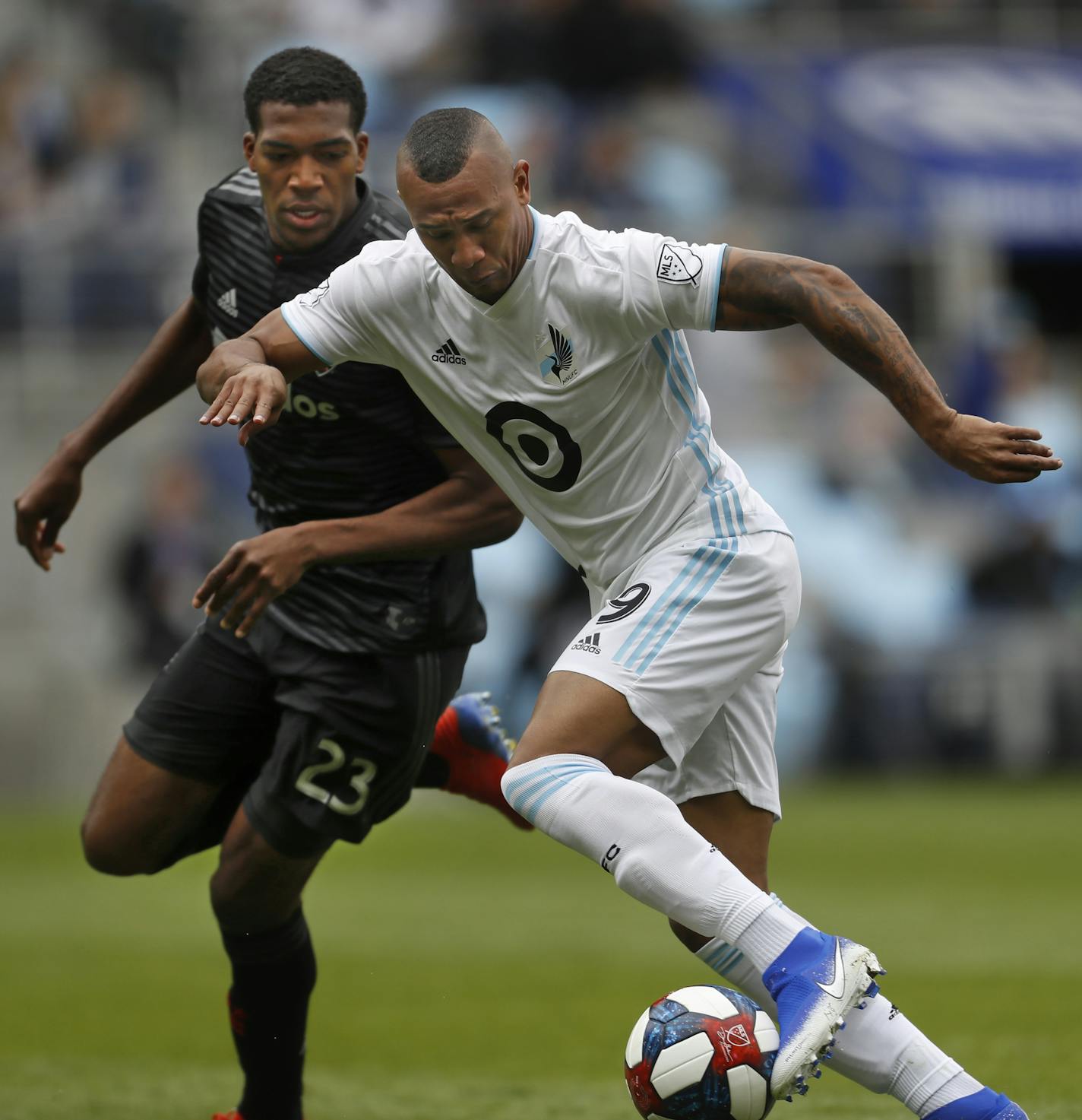 Loons Angelo Rodriguez(9) tries to keep the ball away from Donavan Pines(23).] The Loons take on D.C. United at Allianz Field in St. Paul, MN. RICHARD TSONG-TAATARII &#x2022; richard.tsong-taatarii@startribune.com