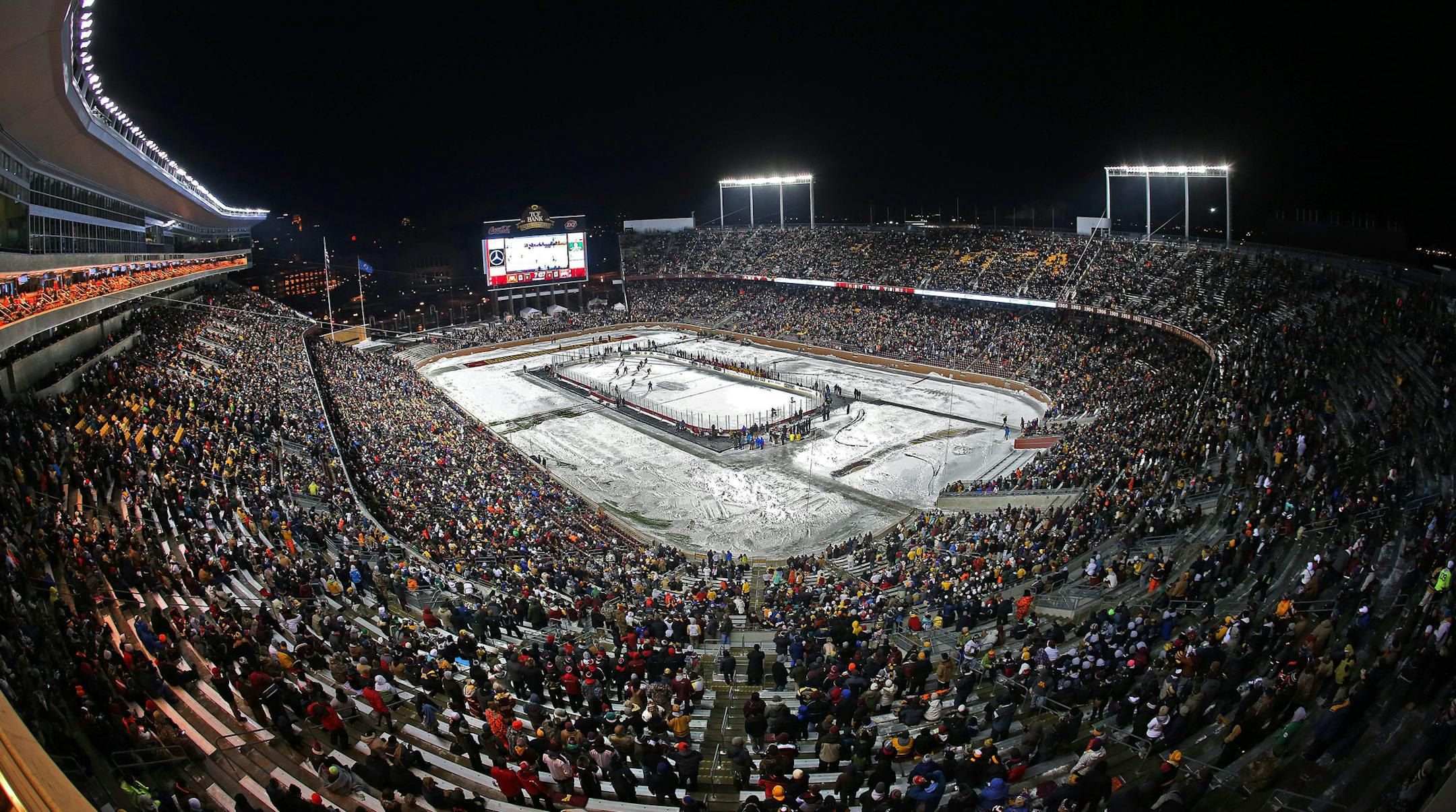 The Minnesota Gophers men's hockey team take on the Ohio State Buckeyes at TCF Stadium, Friday, January 17, 2014 in Minneapolis, MN. (ELIZABETH FLORES/STAR TRIBUNE) ELIZABETH FLORES • eflores@startribune.com