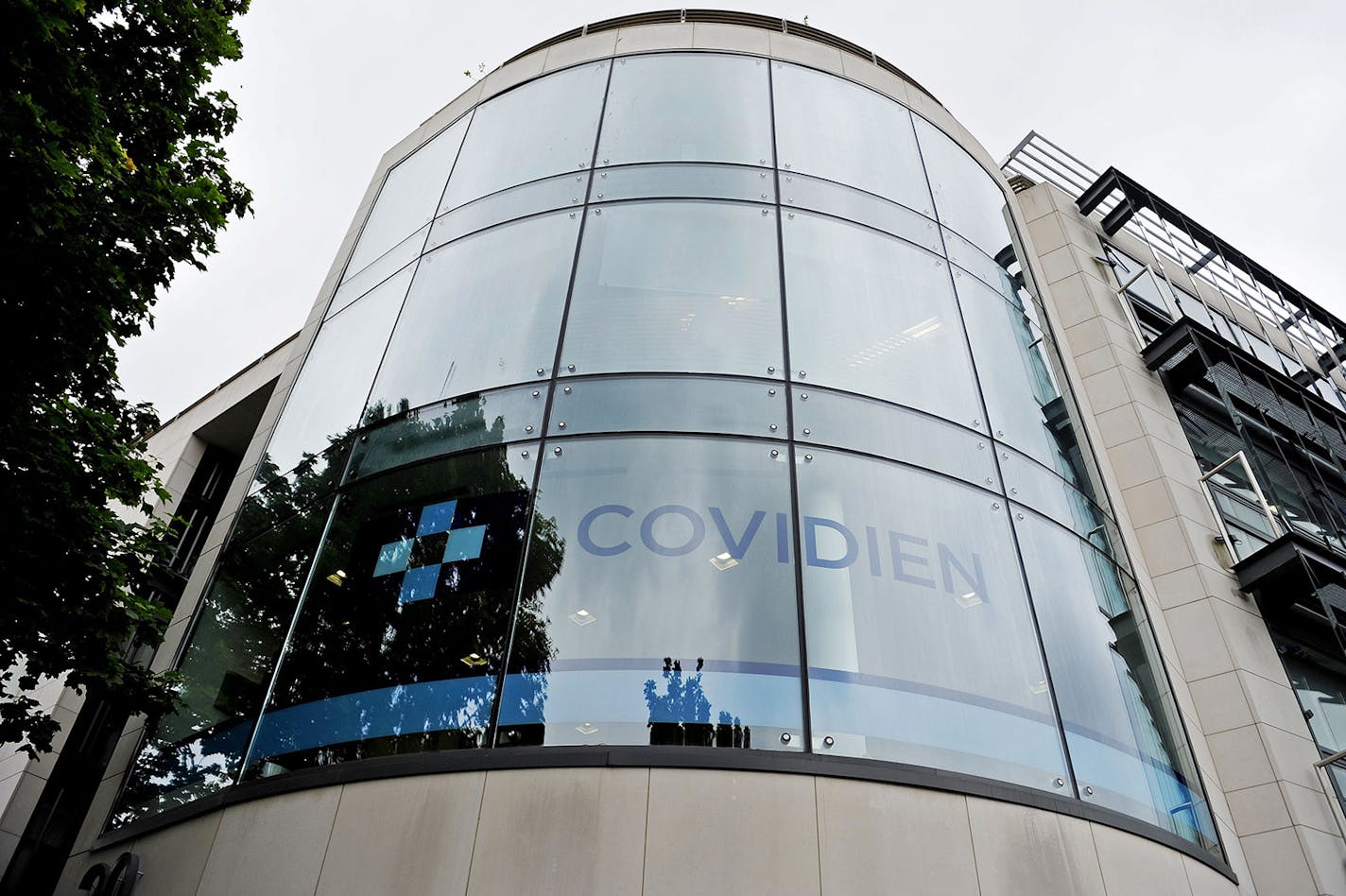 A Covidien logo sits on the glass windows of medical device manufacturer Covidien Plc's head office in Dublin, Ireland, on Monday, June 16, 2014. Medtronic Inc., the second-largest maker of medical devices, agreed to buy Covidien for $42.9 billion in cash and stock as it transforms into a broader-based company bolstered by new tax advantages. Photographer: Aidan Crawley/Bloomberg ORG XMIT: 498097627