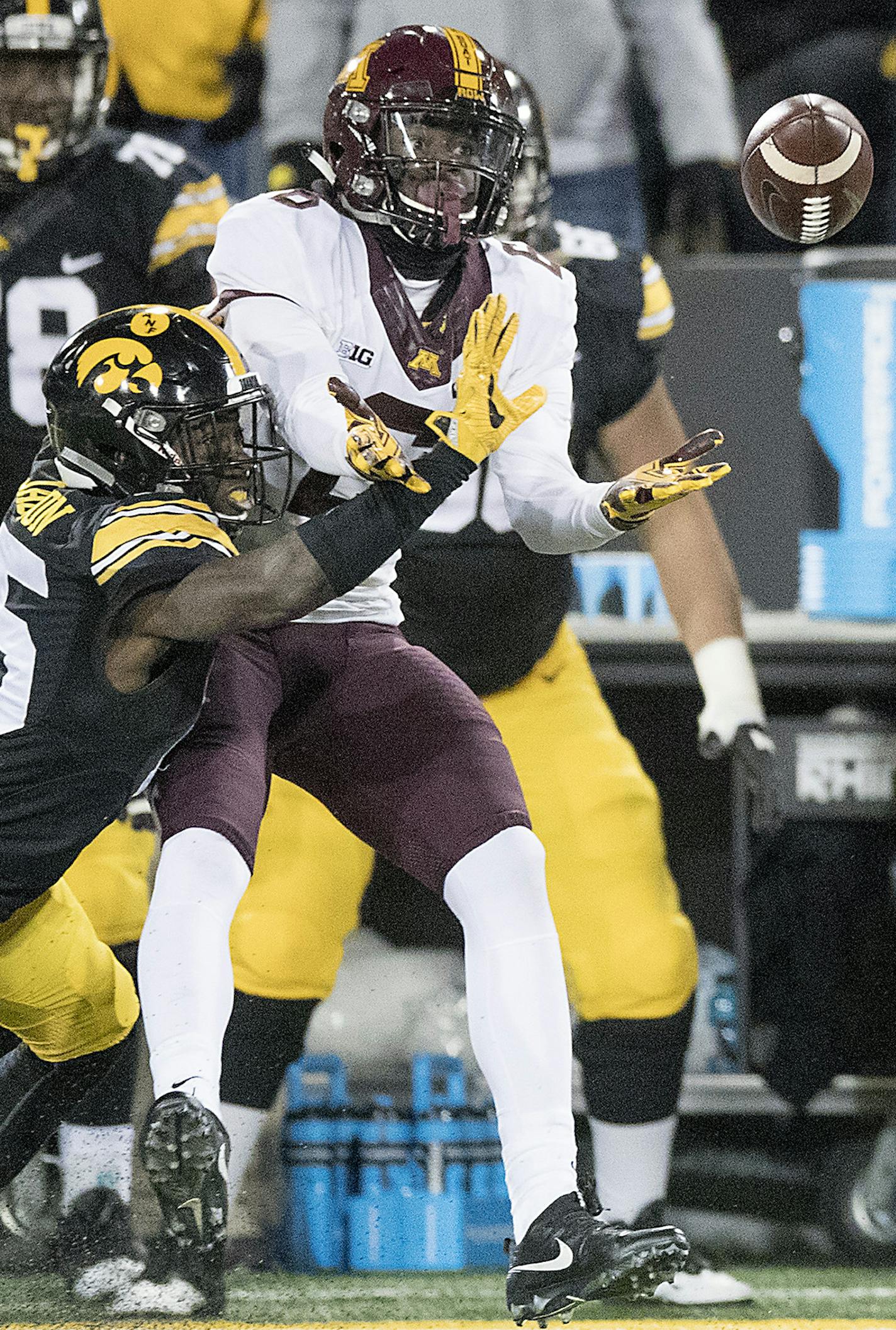 Iowa's defensive back Joshua Jackson stopped Minnesota's wide receiver Tyler Johnson from grabbing a pass in the third quarter as Minnesota took on the Iowa Hawkeyes at Kinnick Stadium, Saturday, October 28, 2017 in Iowa City, IA. ] ELIZABETH FLORES &#xef; liz.flores@startribune.com