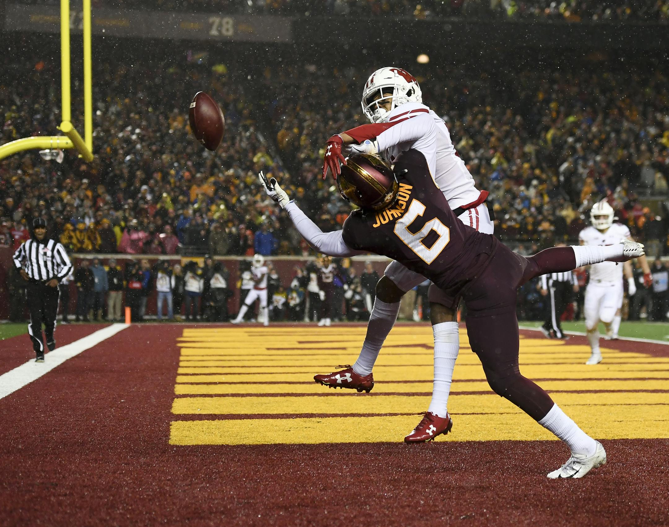 Wisconsin Badgers cornerback Caesar Williams (21) broke up a pass intended for Minnesota Gophers wide receiver Tyler Johnson (6) in the second half. ] Aaron Lavinsky • aaron.lavinsky@startribune.com The Minnesota Gophers played the Wisconsin Badgers on Saturday, Nov. 30, 2019 at TCF Bank Stadium in Minneapolis, Minn.