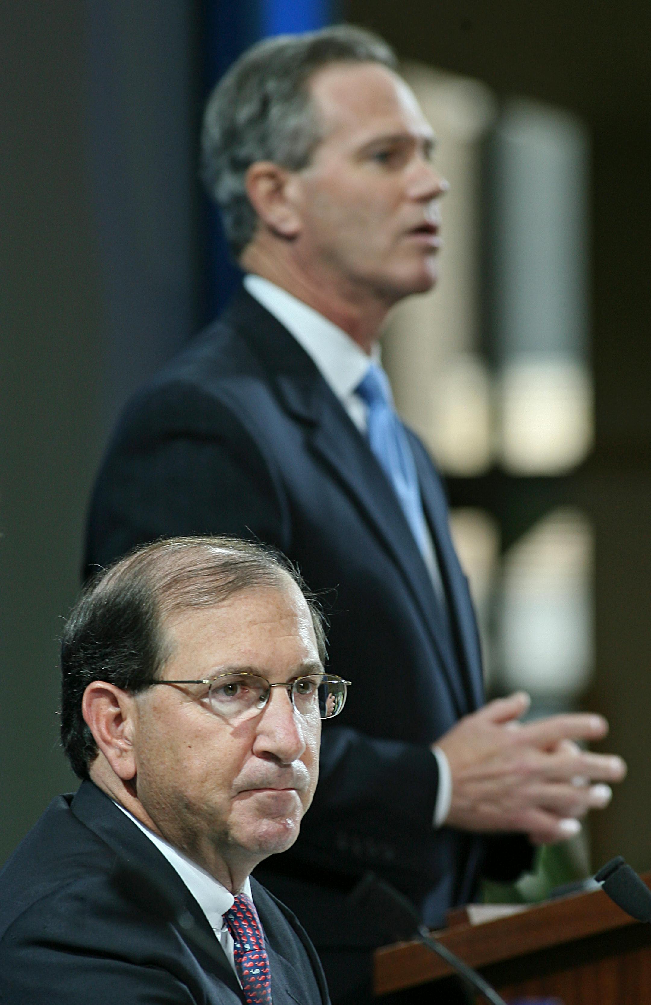 BRUCE BISPING � bbisping@startribune.com Fridley, MN., Thursday, 8/23/2007. (left to right) New Medtronic CEO William Hawkins and former Medtronic CEO Art Collins opened the 2007 Medtronics annual meeting at the Fridley corporate headquarters.