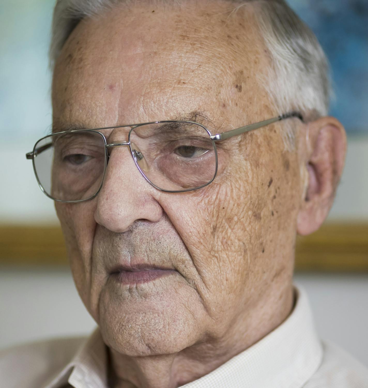 Merrill Burgstahler remembers in detail the 221 days he spent in the 6th Armored Division fighting Nazis and liberating the German concentration camp Buchenwald. He was photographed at home on Thursday, August 17, 2017 in Minnetonka, Minn. ] RENEE JONES SCHNEIDER &#xef; renee.jones@startribune.com