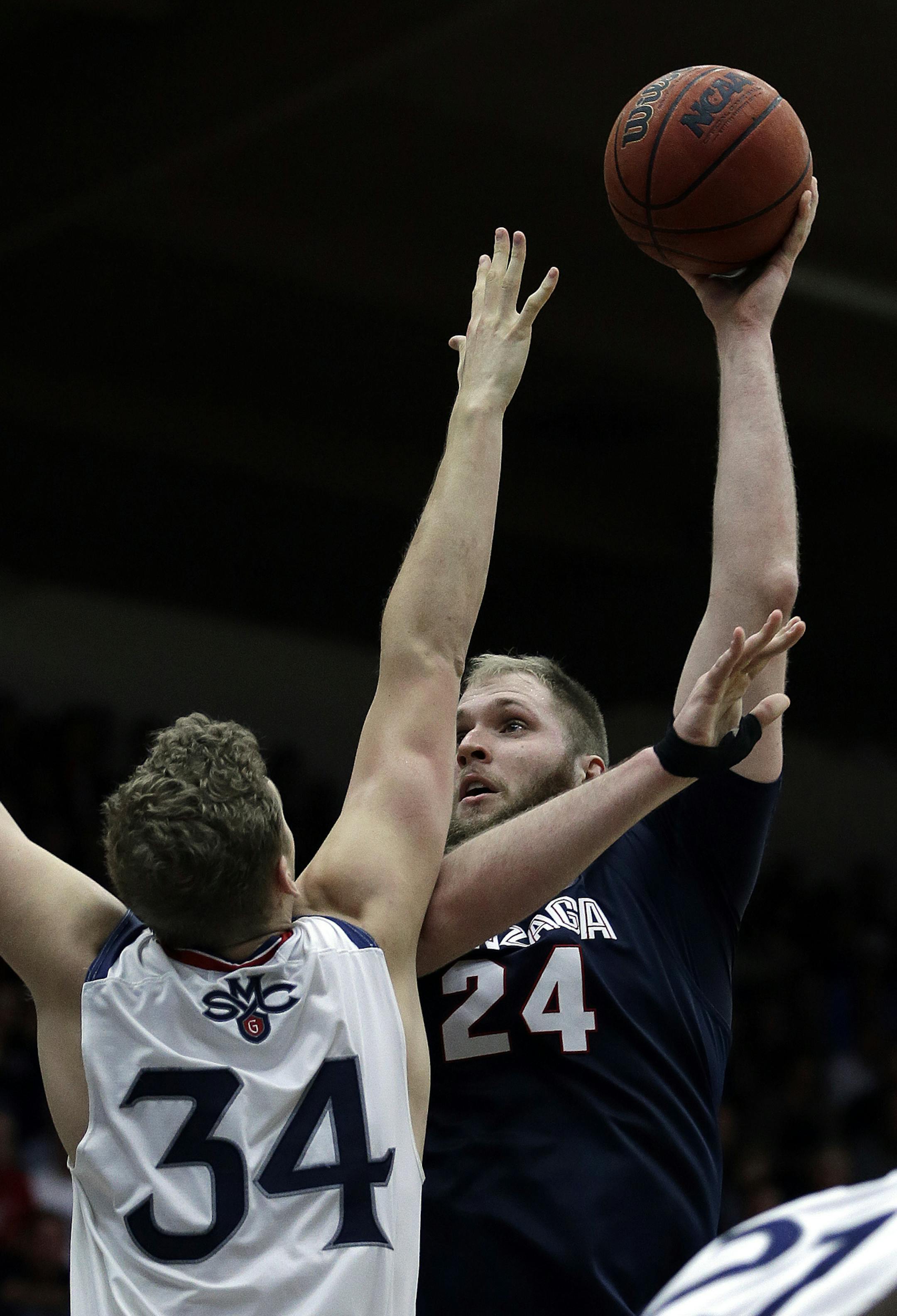 Gonzaga’s Przemek Karnowski shot over Saint Mary’s Jock Landale during the first half on Saturday night in Moraga, Calif. Karnowski had 19 points and nine rebounds.