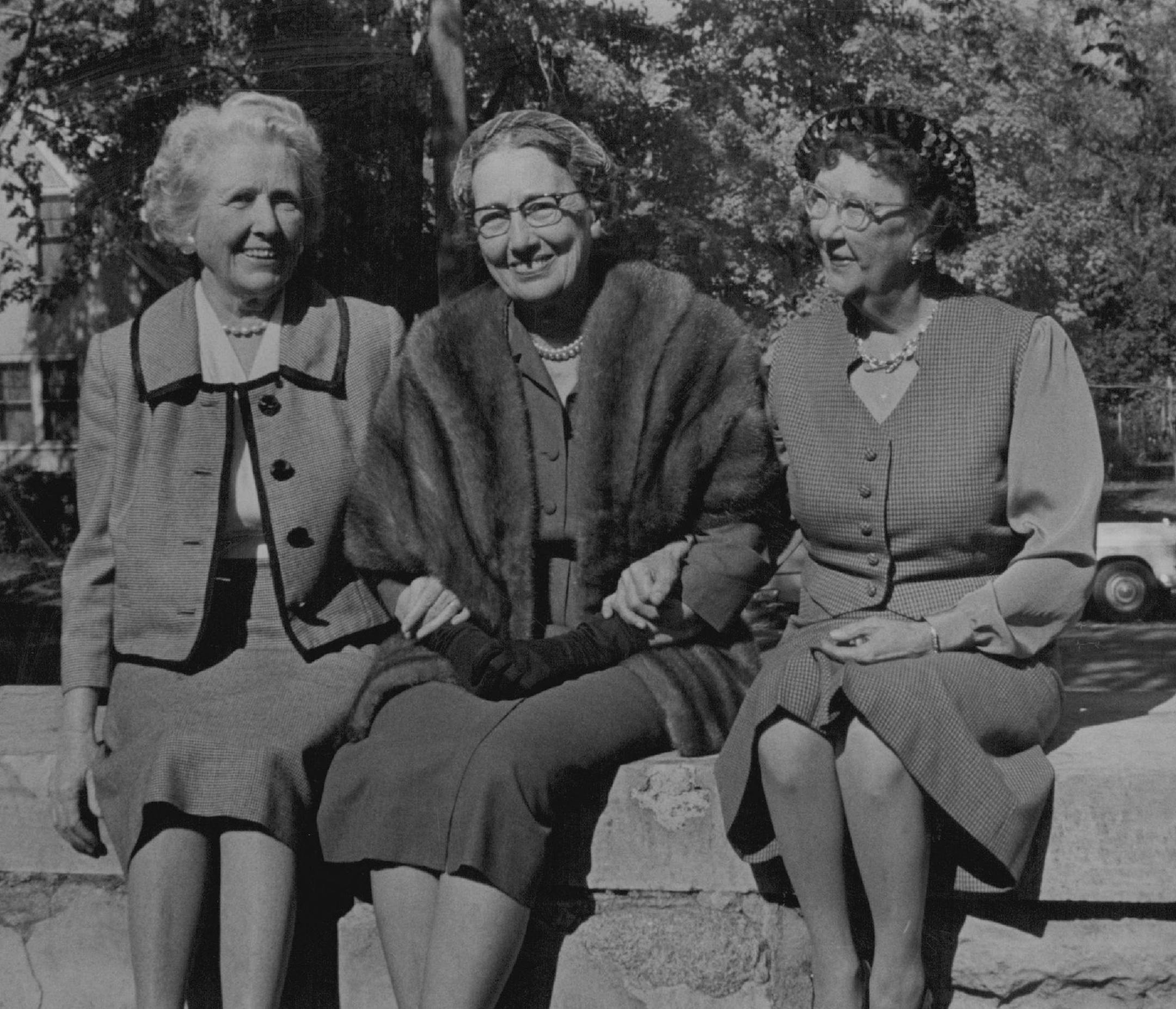 Maude Hart Lovelace, center, posed in 1961 with childhood friends Frances Kenney Kirch, &#x201c;Tacy,&#x201d; and Marjorie Gerlach Harris, &#x201c;Tib.&#x201d;