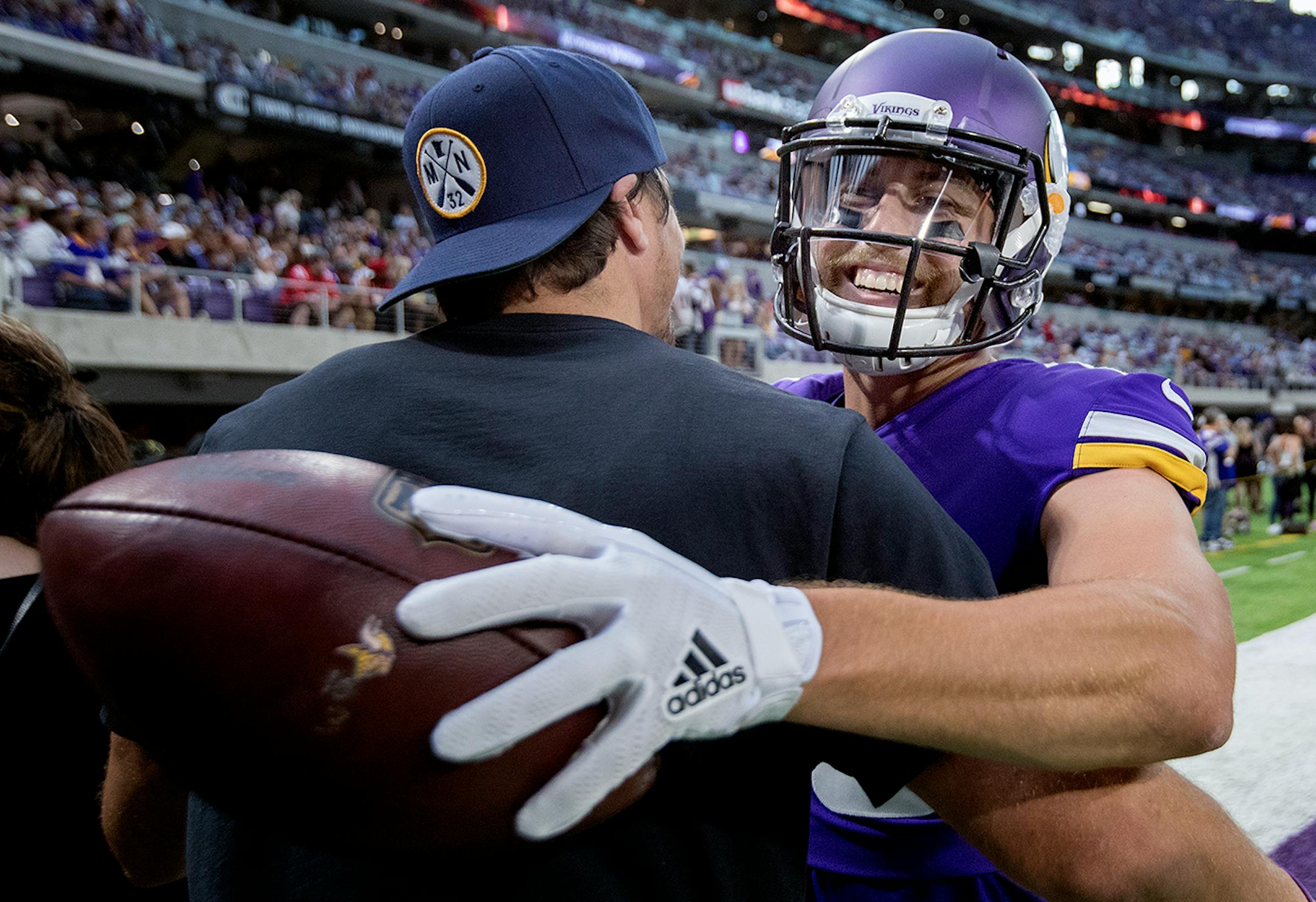 Former Minnesota Vikings Chad Greenway got as hug from receiver Adam Thielen during pregame warm ups. ] CARLOS GONZALEZ ï cgonzalez@startribune.com - August 27, 2017, Minneapolis, MN, US Bank Stadium, NFL, Minnesota Vikings vs. San Francisco 49ers