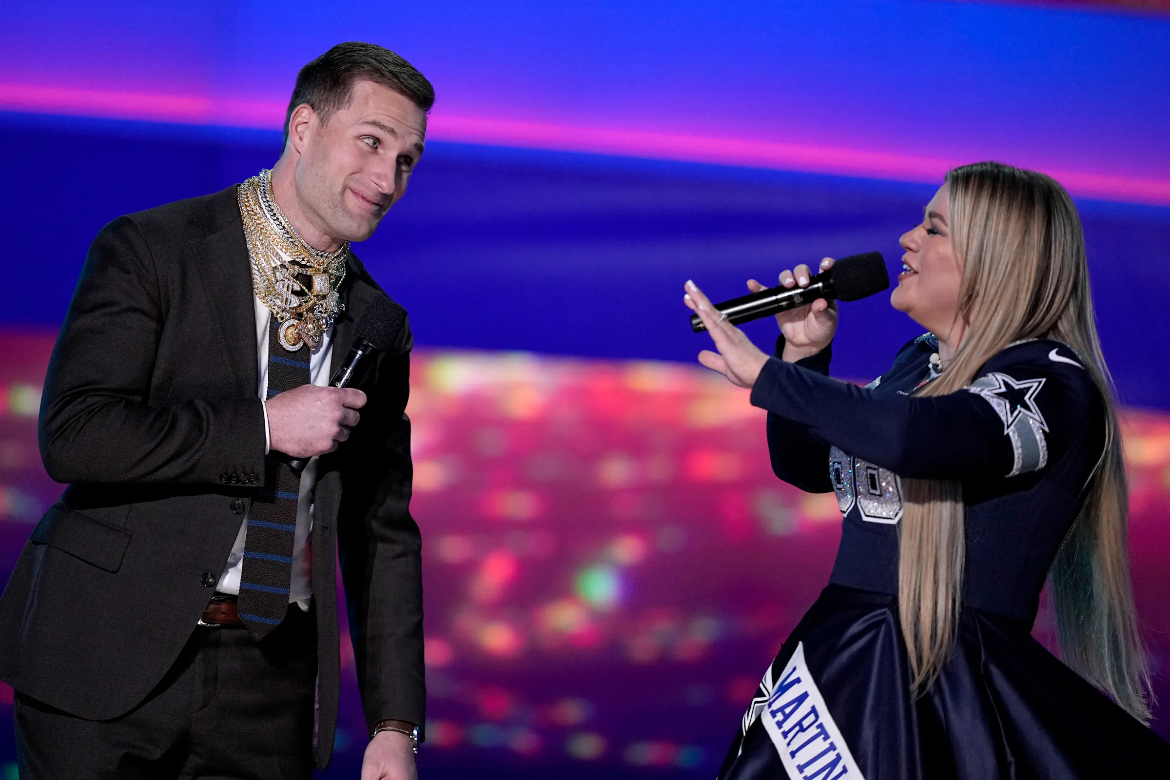 Kirk Cousins (in chains) sings to Tom Brady at the NFL Honors show