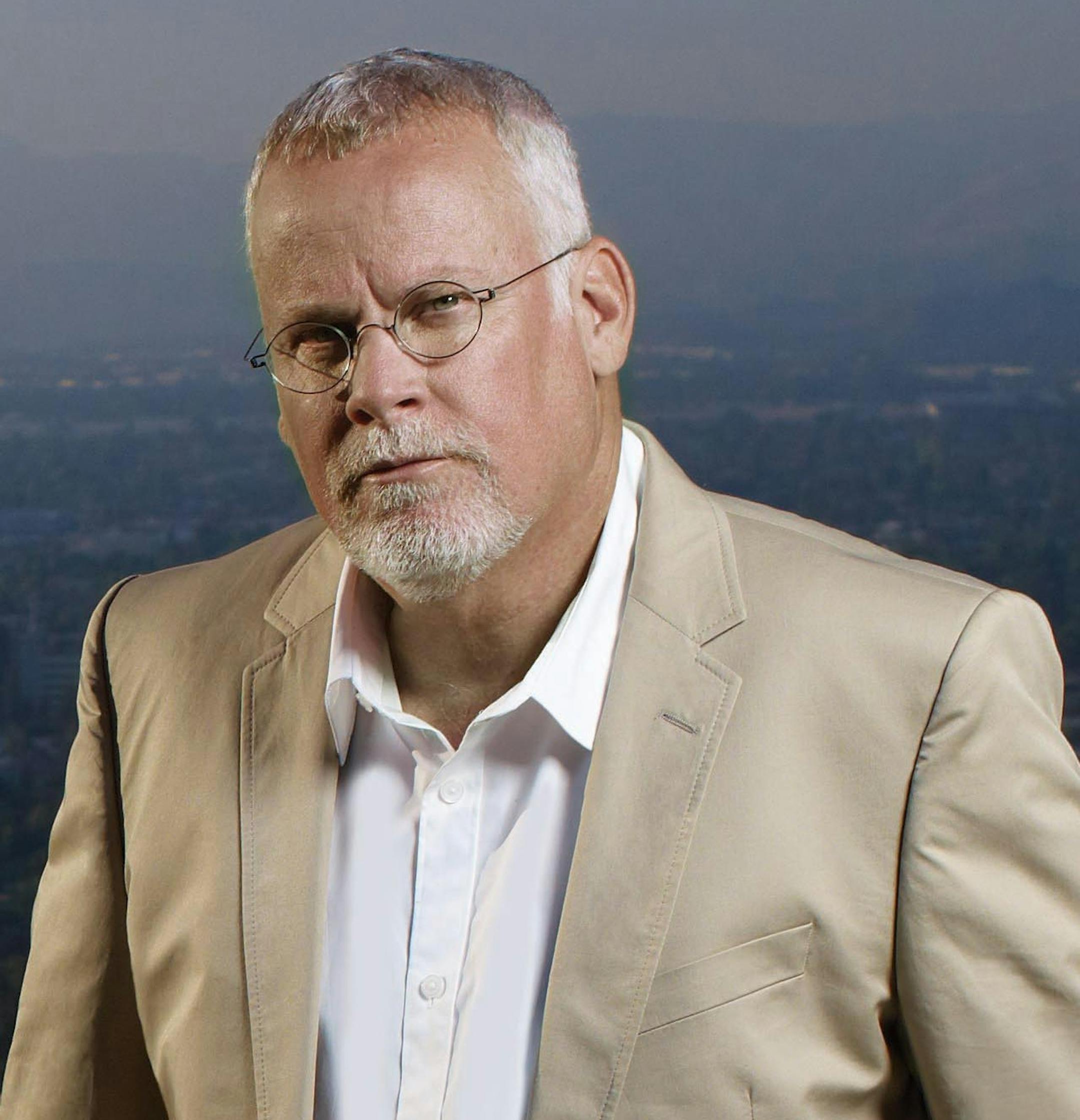 Michael Connelly, press photo by Mark DeLong