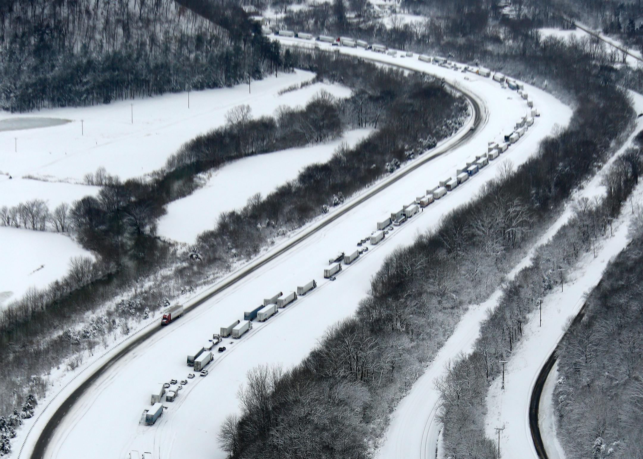 Cars and trucks are stranded Thursday, March 5, 2015, along Interstate 65 in Hardin and Bullitt counties in Kentucky due to a heavy accumulation of snow that fell overnight. (AP Photo/The Courier-Journal, Pat McDonogh) NO SALES; MAGAZINES OUT; NO ARCHIVE MANDATORY CREDIT