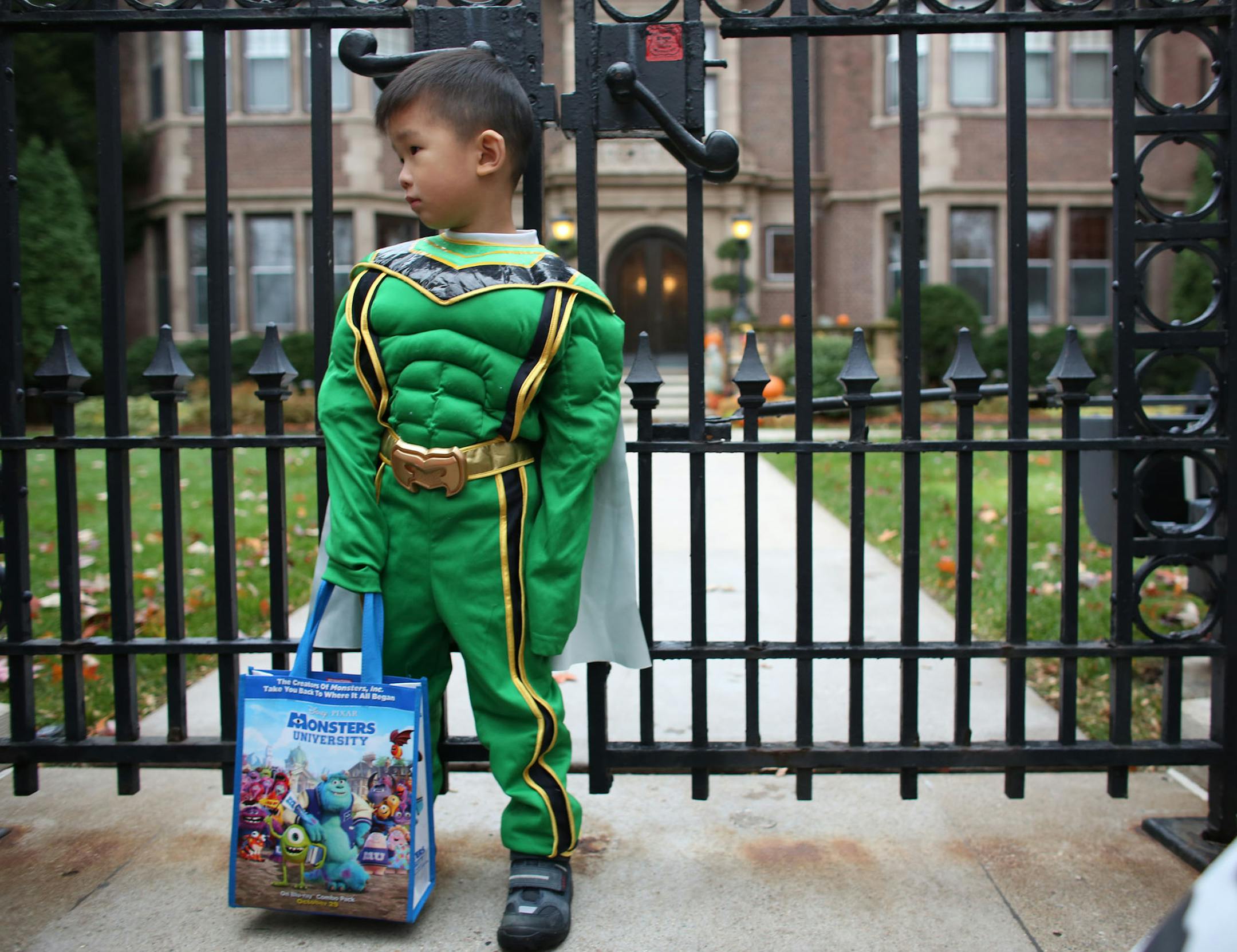 Abel Lee, 4, of St. Paul, in his Power ranger suit waited for the gates to open to start his trick or treating at the governor's mansion n St. Paul Min., Thursday, October 31, 2013. ] (KYNDELL HARKNESS/STAR TRIBUNE) kyndell.harkness@startribune.com