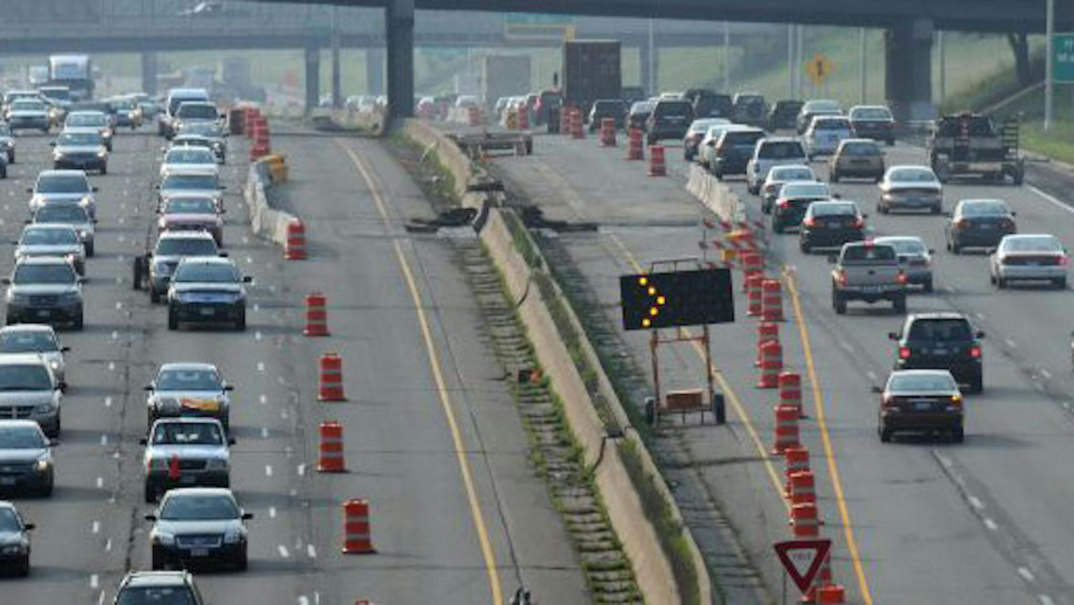 Interstate 94 traffic between Hwy. 280 and Western Avenue in St. Paul. This photo was shot from the Pelham Blvd. overpass, looking east.