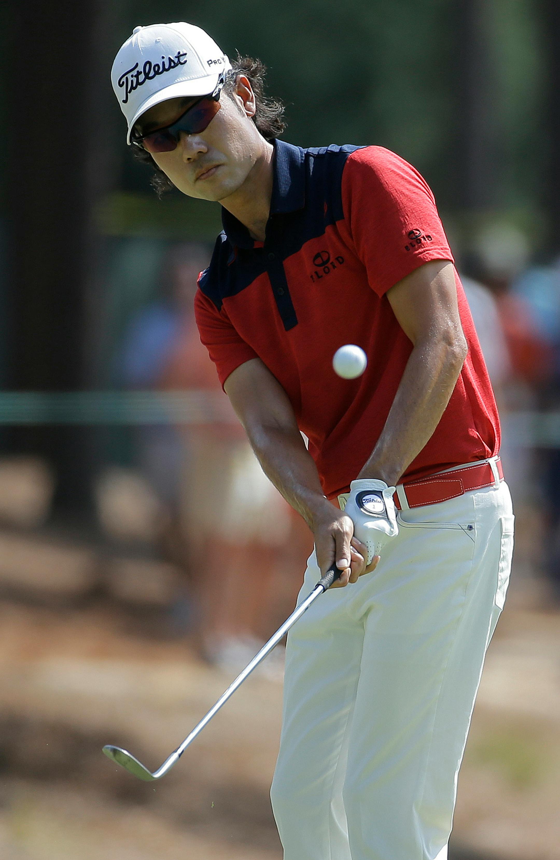 Kevin Na chips to the green on the fourth hole during the third round of the U.S. Open golf tournament in Pinehurst, N.C., Saturday, June 14, 2014.