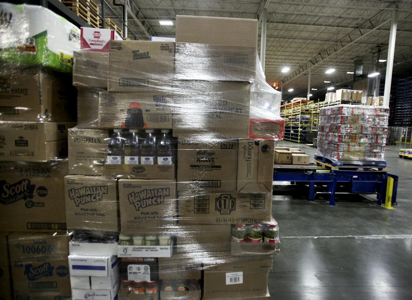 Supervalu made a $375 million deal to greatly expand its wholesale business, which includes its center in Hopkins. (DAVID JOLES/Star Tribune file photo)