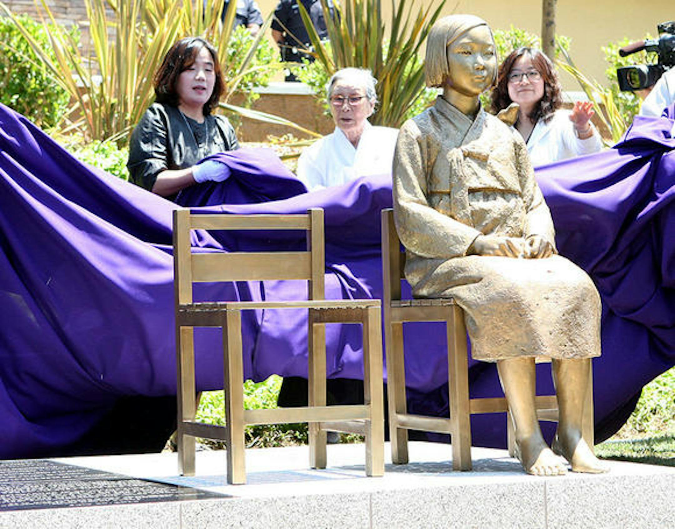Unveiling of comfort women memorial in Glendale, Calif.