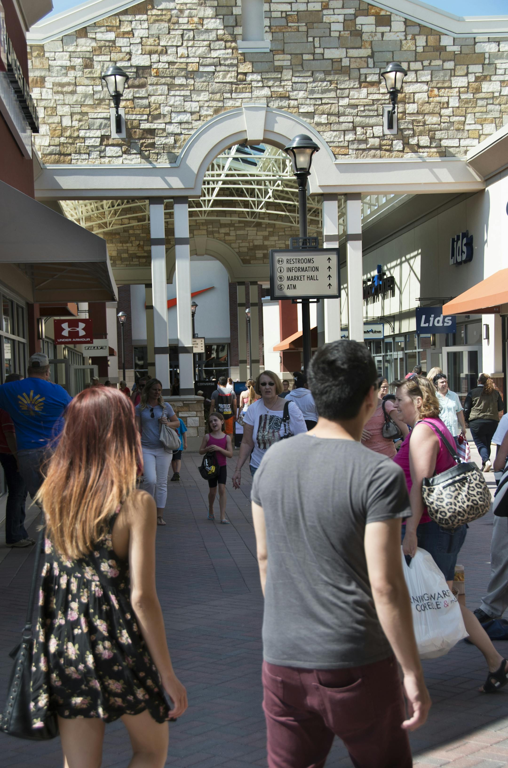 Looking down one of the passages lined with store fronts at Twins Cities Premium Outlets. ] ] The first Twin Cities outlet mall to be placed in a first ring suburb instead of an exurb opens today (Thurs) in Eagan. 123301 Outlets 20035776C (DAVID BREWSTER/STAR TRIBUNE)