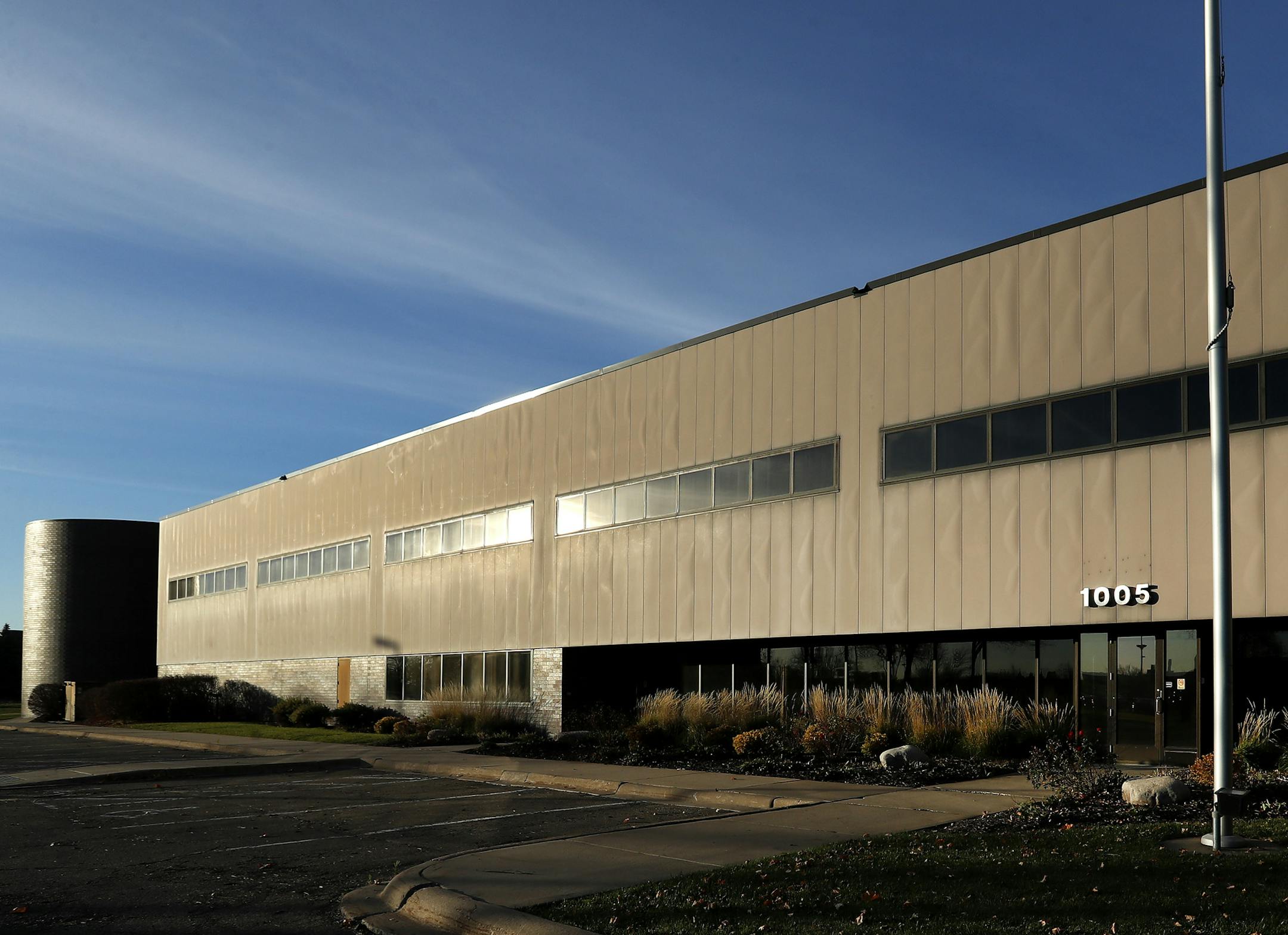 An empty office complex that was a former HQ of Deluxe Corp. in Shoreview, MN. ] CARLOS GONZALEZ cgonzalez@startribune.com - November 9, 2016, Shoreview, MN, Building mugs needed of empty office complex that was a former HQ of Deluxe Corp. in Shoreview