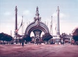 photo depicts the grand arch at the entrance to the World Exposition in Paris in 1900
