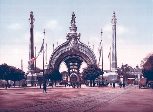 photo depicts the grand arch at the entrance to the World Exposition in Paris in 1900