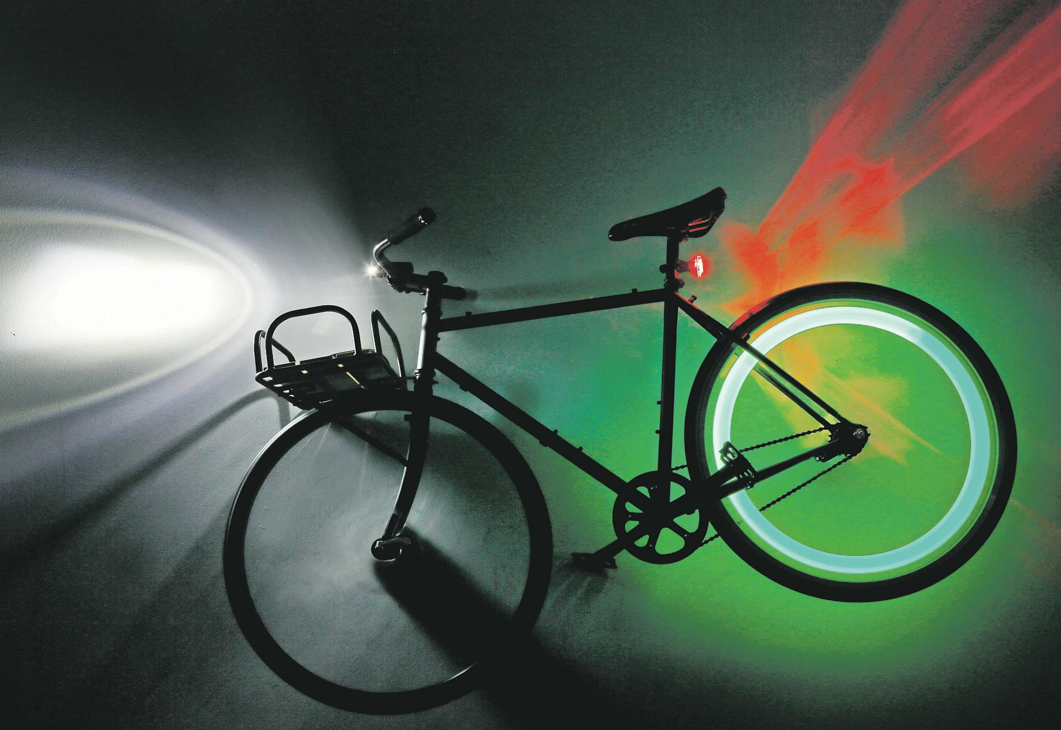 Vita.mn bike issue - focus on safety accessories.] BRIAN PETERSON • brian.peterson@startribune.com Minneapolis, MN 5/04/2014 ORG XMIT: MIN1405042322245359