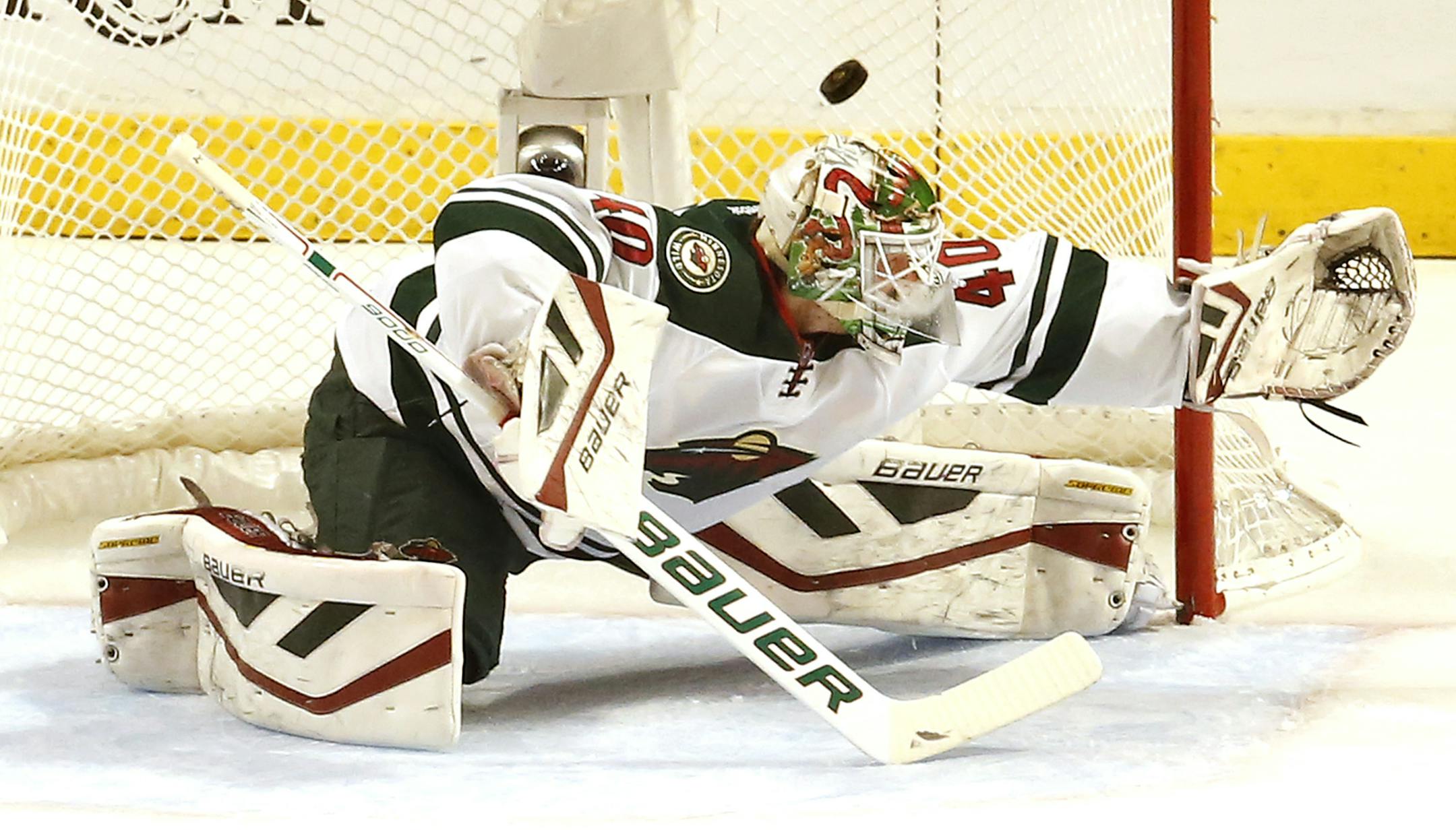Patrick Kane got the puck past Wild goalie Devan Dubnyk (40) for a goal in the first period.