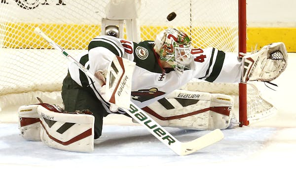 Patrick Kane got the puck past Wild goalie Devan Dubnyk (40) for a goal in the first period.