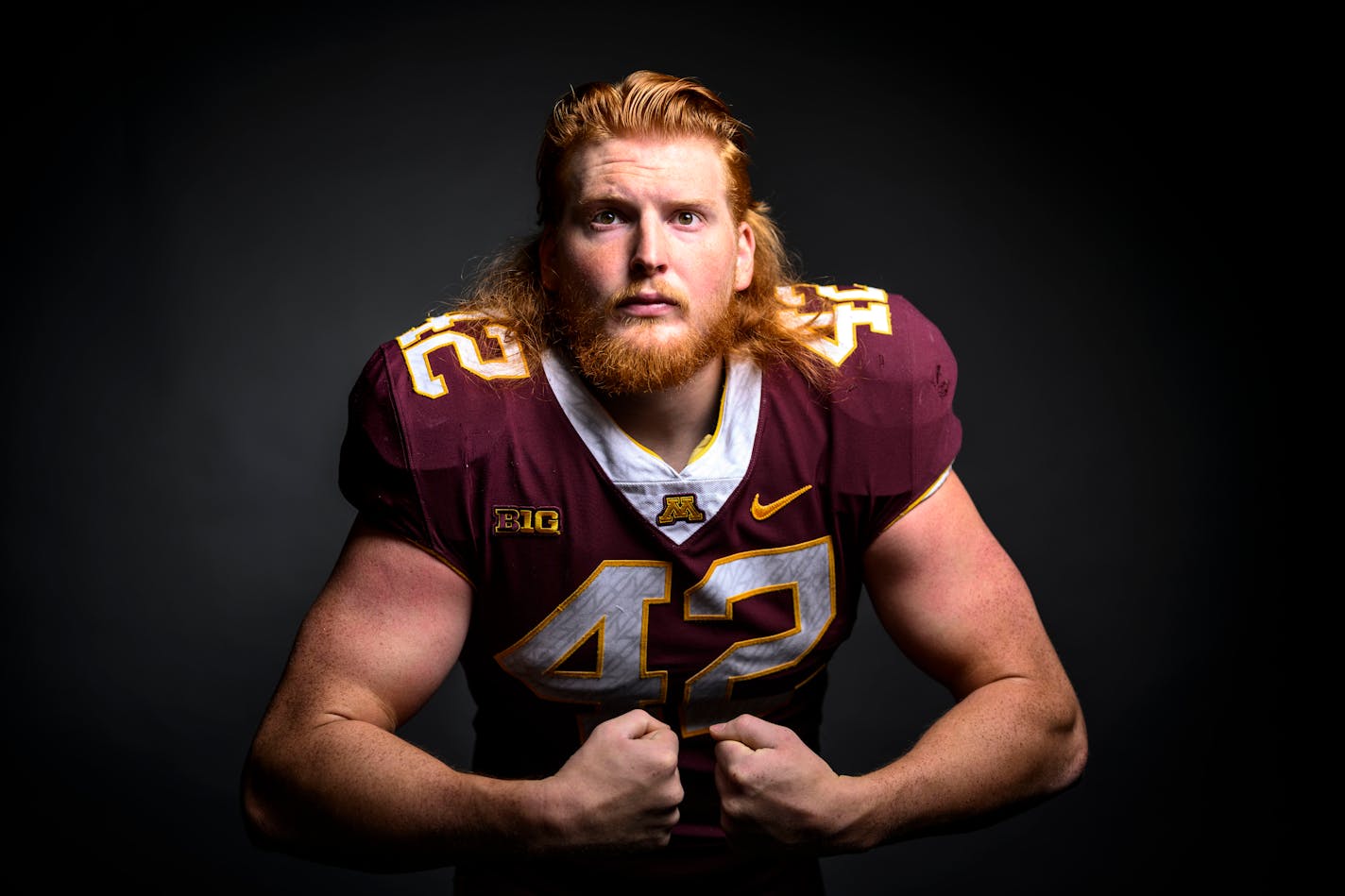 Minnesota Golden Gophers tight end Ko Kieft (42).