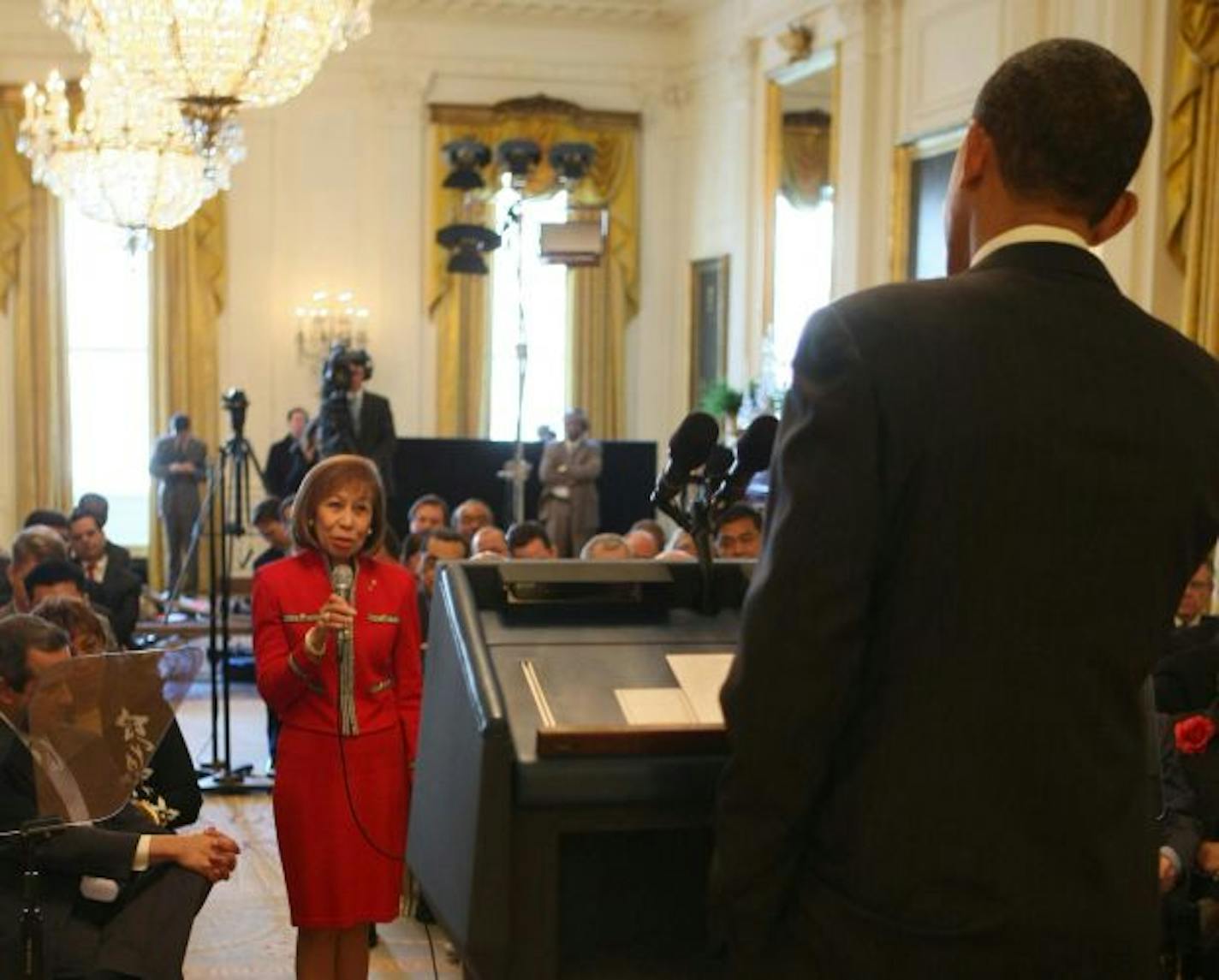 Burnsville, MN, Mayor Elizabeth B. Kautz speaks with President Obama at the U.S. Conference of Mayors at the White House.