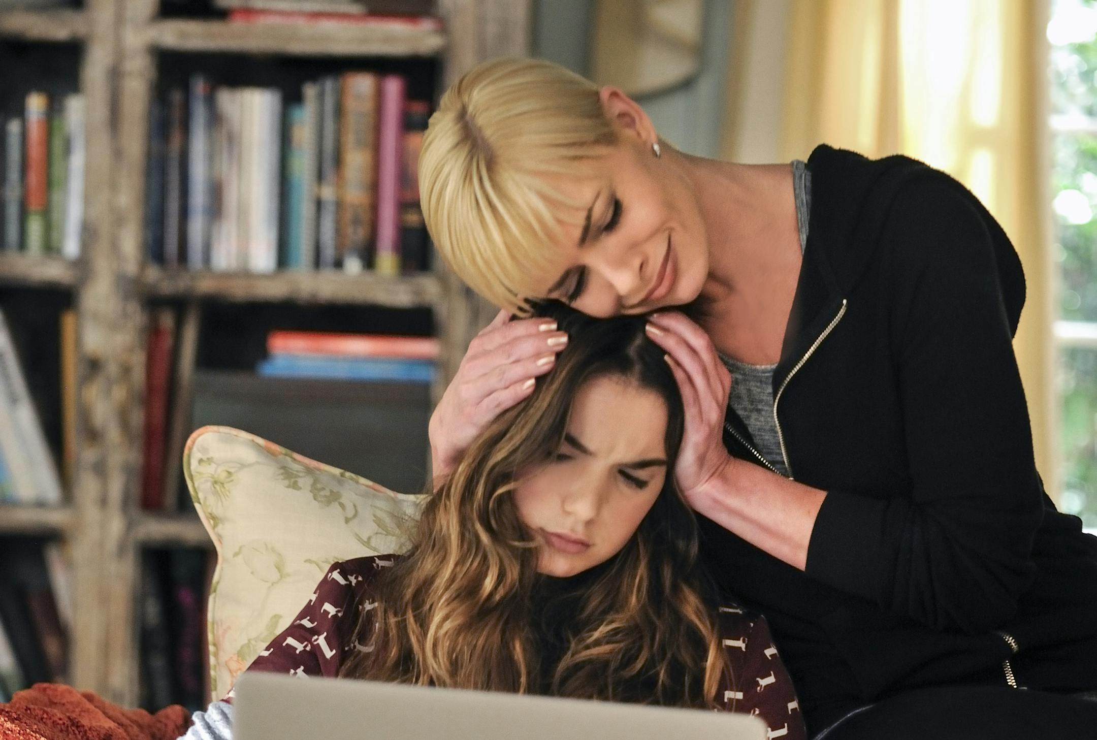 Jaime Pressly and Dylan Gelula in "Jennifer Falls"